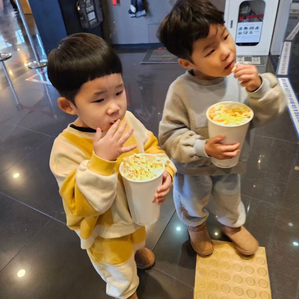 엄빠랑 첫 영화관🩷 
이제 뽀로로 졸업해서 그닥 안좋아할 줄 알았는데 
잘보네에😍
1인 1팝콘 들고🍿 
성공적🩷

#이제뮤지컬가즈아 
#뽀로로슈퍼스타대모험
