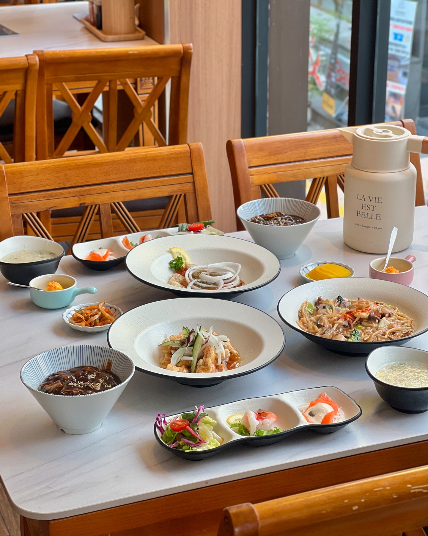 📍#린선다이닝
[부산 부산진구 중앙대로680번길 45 2층 린선다이닝]

- 런치 모던코스
냉채샐러드, 스프, 유산슬, 칠리새우, 탕수육, 후식짜장, 디저트
(칠리새우 -> 탕수육 변경)

모던코스는 샐러드, 쫄깃한 새우숙회,  훈제연어를 시작으로 부드러운 게살스프
푸짐하고 다양한 재료가 들어간 유산슬
쫄깃한 찹쌀이 매력적적인 꿔바로우
달달한 소스와 잘어울리는 탕수육
적지않은 양으로 든든하게 식사하기 좋은 짜장면
마무리 디저트로 그릭요거트까지!
모던하고 깔끔한 분위기의 인테리어
분위기 좋은 곳에서 중화 코스요리를 먹는다면 린선다이닝

#서면맛집 #서면중식 #서면중식당 #서면중국집 #서면코스요리