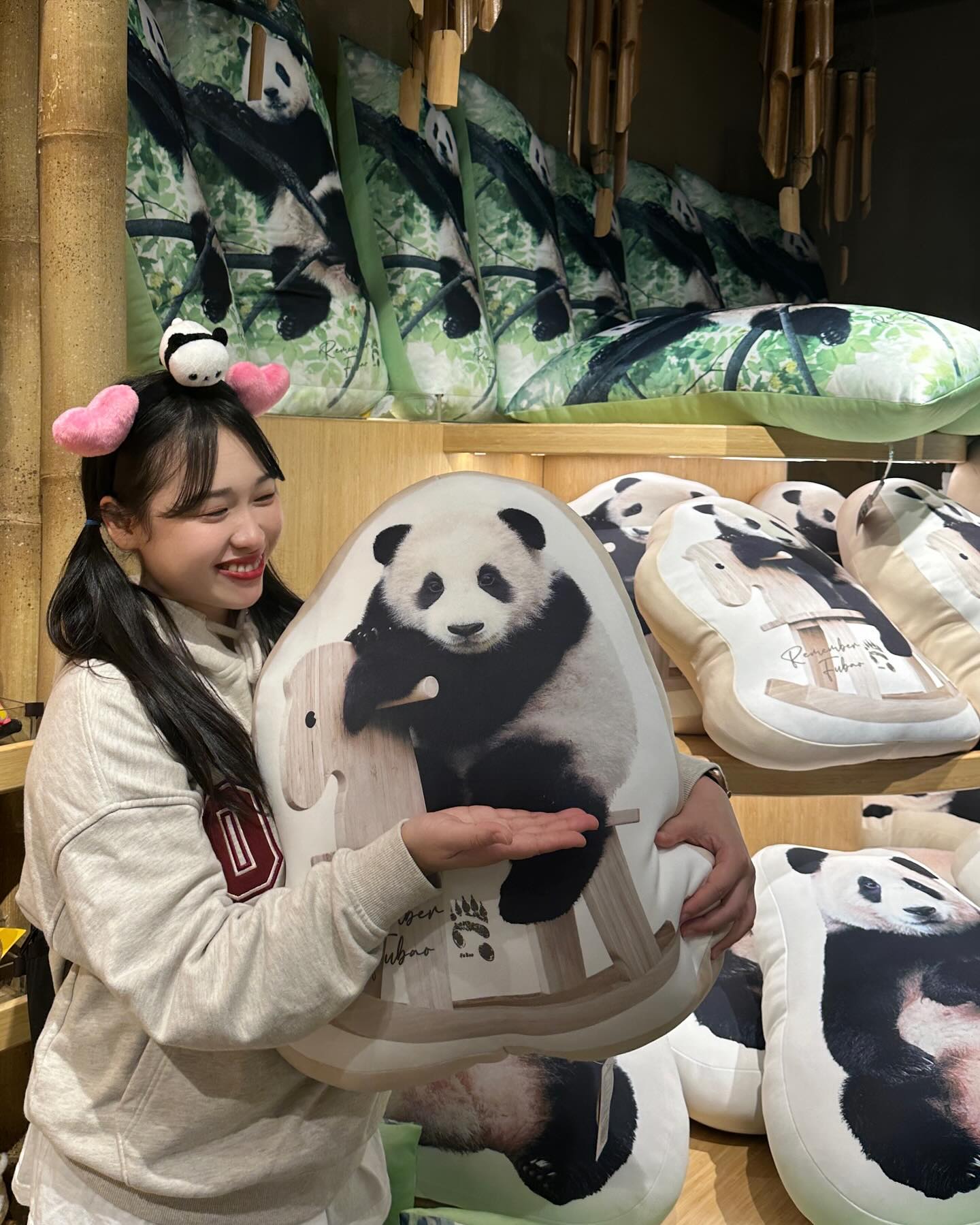 #환상의나라에버랜드 #판다월드 🐼

입장하자마자 예약 걸어서 
다행히 놀이기구 한 개 타고 입장완료,,

맨날 유튜브로 보던 #푸룽지 #푸공주 #푸꾸
#푸바오 영접,, 진짜 영상에서 보던데로 
저렇게 자는것도 넘 귀엽고,, 
가기전 마지막에 혓바닥 낼름 해준것도 귀엽고,,
#러부지 #러바오 죽부인 낀 것 마냥 자는것도 귀엽고,,
건우가 좋아하는 #레서팬더 #레시 도 넘넘넘넘 귀엽다,,

#영원한아기판다푸바오 덕질하게해줘서 고마워 누누💗