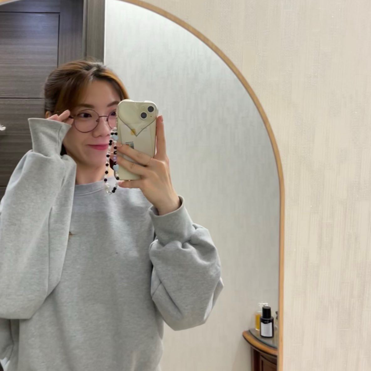 오늘 photo 적금샷이에요 
Room 청소하다 find 안경 인데 맘에들ㅇㅓ..🤓🖤
⠀
next time 은 업데이트 꼭이요💞 #월요팅 
⠀
#안경코디추천 #꾸안꾸룩 #여자맨투맨코디 
⠀
⠀