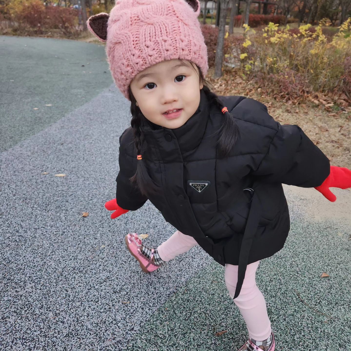 #4세시윤

사진찍을 때 포즈가 점점 다양해지고 있다. 이 날씨에도 반짝이구두에 놀이터를 고집하지만 유치원 예술제에서는 진지한 무대매너로 감동을 안겨준 4세. ❤️

#딸맘 #육아 #딸스타그램
