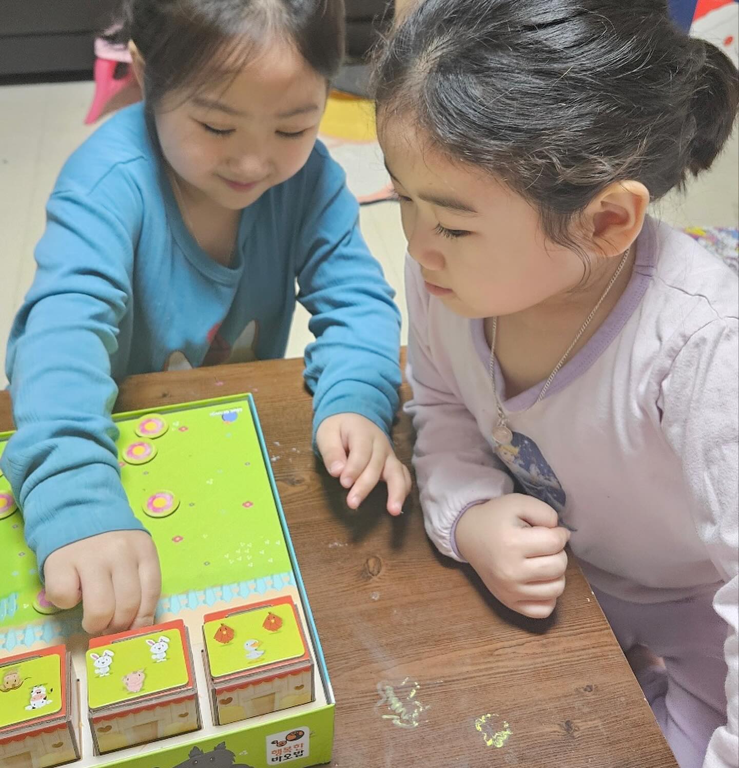 #협찬

협동하며 할 수 있는 보드게임 
행복한 바오밥 ”늑대가 나타났다“
힘을 합쳐 위치와 종류를 기억하며
진행하는 보드게임이에요.
늑대가 도착하기 전에 동물들이
자기 집을 잘 찾아갈 수 있도록 도와주는 게임으로
으쌰으쌰하며 하는 중!
아이들이 특히 재미있어하네요

#메모리게임 #협동게임 #늑대가나타났다
#보드게임추천 #6세보드게임
#유아보드게임 #보드게임