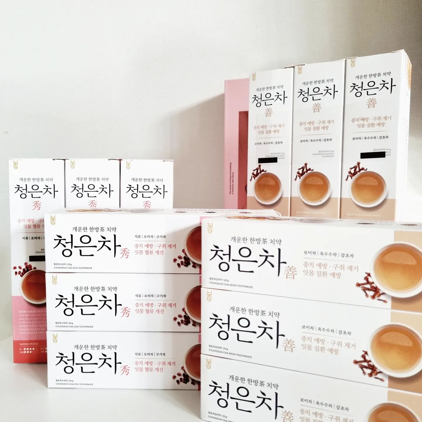 "AK LOVER 제품지원"
#애경 #AKLOVER
 

[청은차치약 2종]

➡️석류,오미자,구기자
충치예방 + 구취제거 +잇몸혈류개선
청은차 선
(싱그러운 석류향)

➡️보이차,옥수수차,감초차
충치예방 + 구취제거 + 잇몸질환예방
청은차 수
(향긋한 민트향)

➡️ 각종 한방차 성분이 함유되어있어서
식후에 차마시면 입안이 깔끔해지는 느낌처럼
양치후에 상쾌함이 너무 좋은 치약

➡️풍성한 거품으로 입안곳곳 개운한 양치를 돕고
아이들과 함께 사용할수 있는 순한 치약
(만6세 미만은 소량으로 사용하고 보호자 지도가 필요할수 있어요)
우리집 아이들은 스스로 충분히 잘 사용함

➡️향기에 따라 구강고민에 따라서
청은차 치약 골라서 사용할수 있다

➡️직접 사용해보면 아침에 구취가 확실히 줄어들고
자극적인 식사 후 청은차 치약으로 양치하면
입냄새 제거에도 좋고 입안이 개운해진다.
전혀 한방차치약이라고 해서 한방냄새 없고
기분좋은 양치를 할수 있는 청은차 치약

#애경
#AKLover
#2080치약
#2080청은차치약
#순한치약
#개운한치약
#치약추천
#충치예방
#구취케어
#잇몸혈류개선
#잇몸질환예방
#향이좋은치약
#아이와함께쓰는치약