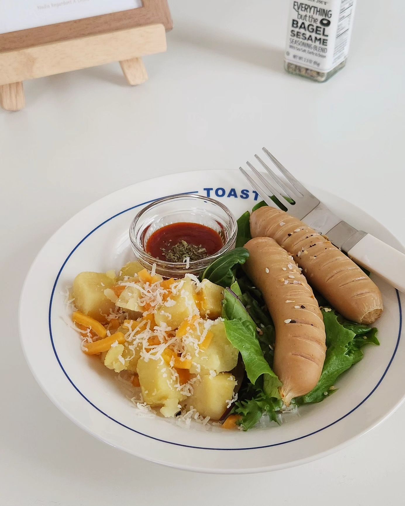 #제품제공 (hnbclub_)

맛으로 #닭고야 먹는 사람 저요,, 🙋‍♀️ #헬스앤뷰티 최애인 #닭가슴살소세지 🐔
그리고 그대로 고구마큐브 🍠🍠 위에 치즈 갈갈~ 엇,, 탄단지 아쥬 죠아,, ᰔᰔ 

그나저나 요 헬뷰 고구마 맛있네요? 큐브가 너모 작은 사이쥬가 아니라 합격,,🏅
팩에 들어 있어서 가지고 다니면서 먹기도 좋을것 같고, 일단 넘 맛있어요 🤤🫶🏻

그리고 컬리에서 시켜본 #비비드키친 저칼로리 숯불매콤소스❤️ 뭐야,, 물건이다,, 
왜 이거 처음 먹어본거쥬? 다른 맛들도 다 먹어봤는데 이거 완전 순위권이요! 🥹

-
#헬뷰닭가슴살 #닭가슴살소시지 #닭고야식단 #샐러드식단 #샐러드볼 
#샐러드레시피 #저칼로리소스 #탄단지식단