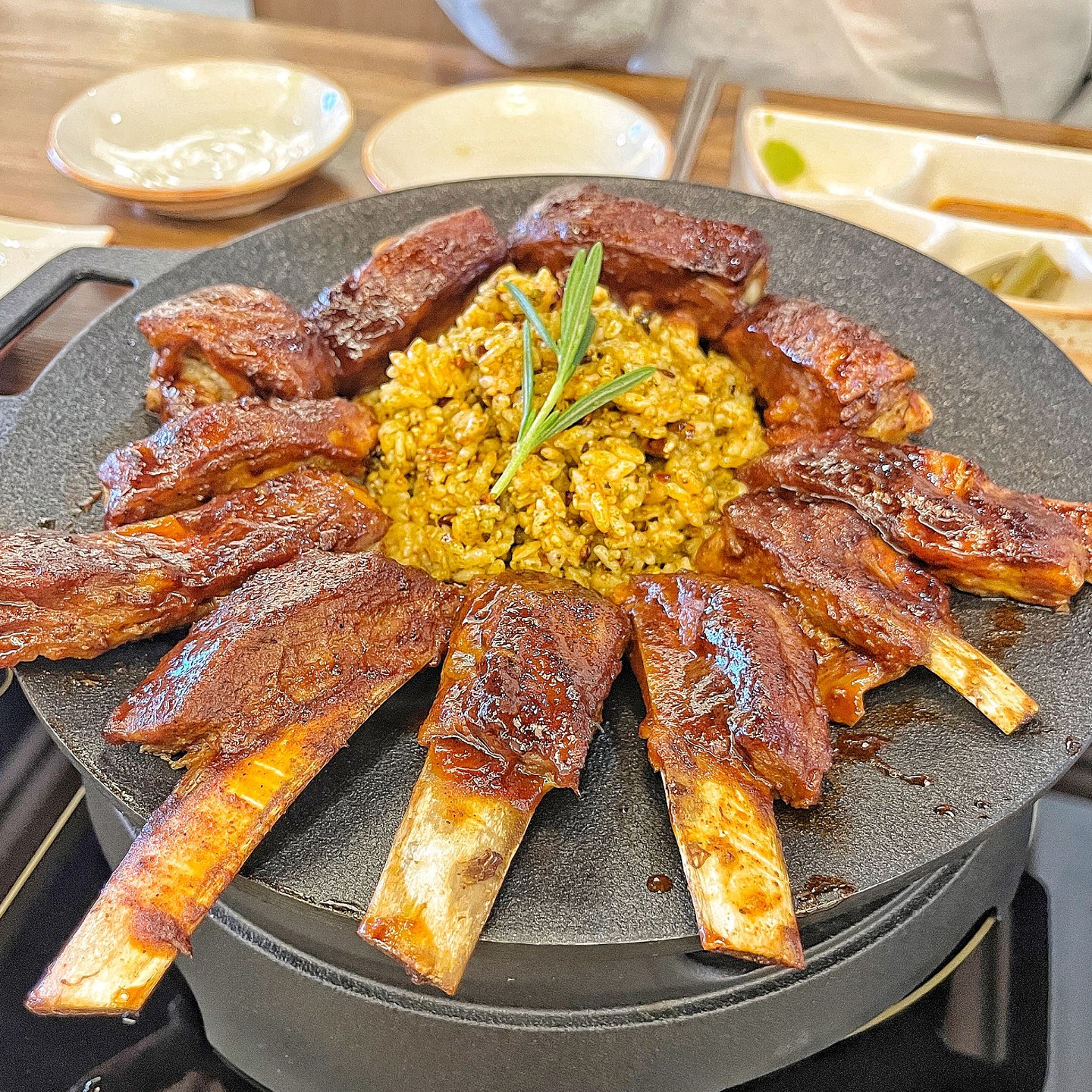 청량리역 근처 양갈비 바베큐 전문점 #양마담 🍗

호주산 청정지역의 어린 LAMB을 사용하는 곳 🤍

기력 회복으로 좋은 양고기 양질의 단백질은 빠른 회복에 도움이 되며, 암세포 성장 억제에도 효과가 있고, 다른 육류에 비해 적은 칼로리로 다이어트와 근육량 늘리는 데 도움이 된답니다🧡

효능은 알고 먹으면 몸에 더 좋아요 🧡

#양갈비바베큐 양갈비가 빙그르르 둘러져 있고, 중앙에는 양마담 특제소스로 만든 볶음밥이 있답니다 🤗

캬 고기가 얼마나 부드러운지 아시나요? 젓가락으로 들어도 뼈랑 분리가 되더라고요~

은은하게 나는 향신료 향과 바베큐 소스 진하고 달달하면서 짭짤하니 맛도리 🥰

특제소스로 만든 마라볶음밥이랑 환상의 궁합이랍니다 🤤

숄더랙 양갈비구이는 고기 자체가 담백하고 큼지막한 갈빗대가 나와서, 씹고 뜯고 맛보고 즐겨봤어요 😋

제가 좋아하는 고수가 듬뿍 올라가 있는 #만두강정 💚 향긋하고 새콤한 소스가 부어져서 나오는데 고수 올려서 먹으면 진짜 맛도리에요 😃

양고기와 다양한 채소가 푸짐하게 들어 있어서 더욱더 풍성하니 맛나는 #얼큰양탕
국물이 진하고 얼큰해서 술 드시는 분들이 마무리로 먹기 딱 좋을 것 같아요 👍

프리미엄 양고기가 먹고싶을땐! 양마담으로 GOGO💨

🔴 양마담 청량리점
📌 서울 동대문구 홍릉로 14-1 1층
☎️ 0507-1382-2685
⏰ 평일 11:00 - 22:00 L.O 21:30 토 12:00 - 22:00 매주 일요일 정기휴무

📋
양갈비바베큐 2인세트 (59,000)
-양갈비바베큐(소)+얼큰해장 미니전골 +만두강정
숄더랙 양갈비구이 450g (46,000)
얼큰양탕 1인분 (15,000)
