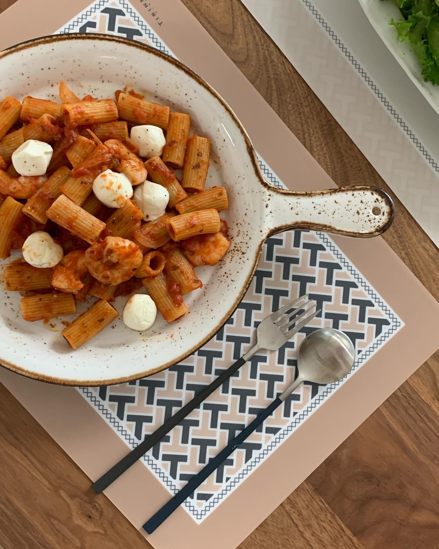 티리난지 테이블매트 56% 힐인 공구 
잠시후 자정 마감입니다 🍽️✨💗

우드, 대리석, 화이트, 컬러 등 어떤 테이블에
매치해도 고급스럽게 어우러지는 매트 
백화점 입점 브랜드인 티리난지는
이태리 고급 키친웨어 브랜드입니다 ㅎㅎᩚ 
백화점 동일 상품을 할인가로 만나세요

생활방수 가능하며 오염도 쉽게 지워져서
관리하는데도 정말 용이해요! ( ˶’ᵕ‘🫶)💕 

선물용으로도 주문 정말 많이 주셨어요
자정 칼마감, 연장 없어요, 재진행 확답 못해요 !

#테이블매트 #테이블매트추천 #키친웨어 #집들이선물 #집들이선물추천 #주방꾸미기 #공구중