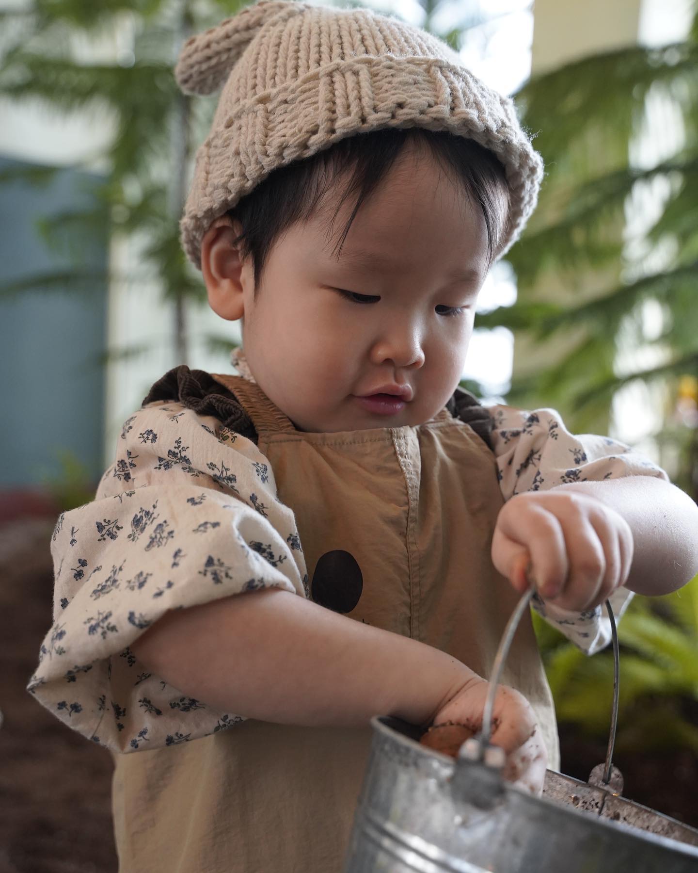후니가 좋아하는 채소 중에 하나인 당근🥕🧡

그래서 등록한 ‘당근수업’🥕

열심히 그림 그리고 
당근 씨앗도 심어보고 물도 주고
양동이에 당근 대신 흙 가득 넣고 (?)
당근 요리도 만들어보고
당근 주스도 마시고🥕🐰🥕

이 날 당근 주스 처음 마셨는데
취저했나보다..없는데도 계속 마심ㅋㅋㅋㅋ
혼자 당근 주스 다 마셨다👍🏻🧡

#당근수업좋아할줄알았어
#신난모습보니까내가더좋아

#다음은딸기체리수업이닷🍓🍒
#아침마다오늘딸기체리수업가냐고물어봄😇
#아직2주남았어진정해

#사진예쁘게찍어주셔서감사합니다🫶🏻 
🥕🐰🥕 thankstoto_gimpo