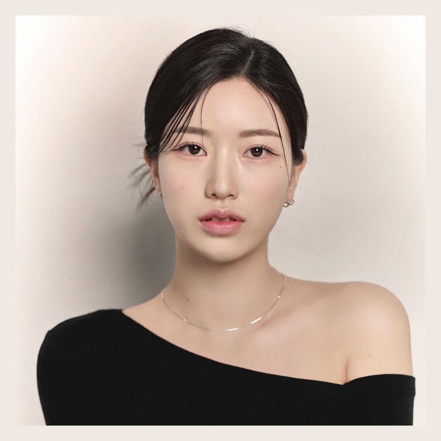 🏷 𝐧𝐚𝐭𝐮𝐫𝐚𝐥 𝐛𝐞𝐚𝐮𝐭𝐲 𝐠𝐫𝐞𝐞𝐧𝐬𝐡𝐨𝐩
——————————————————————
⠀⠀⠀
⠀⠀⠀
#초록물들이다 ✨

헤어디자이너 프로필 촬영 겸 방문해주신 고객님❤️
분위기랑 이목구비가 또렷하면서 청초해서〰️
작업할때 넘 신나게 작업했던 기억이 새록새록☺️

속눈썹이 엄청 기셔서!! 굳이 붙이지않구,
원래의 속눈썹으로 가닥가닥으로 찝어서 올려드렸어요‼️
아이라인은 점막 꼼꼼리 채우고 라인은 조금 길게💓

실물로 보시면 색감이 찐하게 보이시지만!!!!
촬영들어가고 조명 터트리면 색감이 휘로록! 날라가기에
처음 촬영 메이크업 받아보시는분들은 걱정마세용🫶🏻

헤어는 스틱 왁스를 사용해서 깔끔하게 정돈하고‼️
머리숱이 조금 많으신편이셔서 땋아사 올려드렸어요🩷
믿고 맡겨 주셔서 감사합니다🔥 예뿌신 고객님☺️
⠀⠀⠀
3월 60프로 예약 마감되었습니다!
모든!!! 예약문의는 프로필에 있는
‘오픈카톡 링크’로 연락주세용〰️✌🏻

#대구메이크업 #대구메이크업샵
⠀⠀⠀
⠀⠀⠀
——————————————————————
🏷 ｒｅｓｅｒｖａｔｉｏｎ
⠀⠀⠀ 𝙤𝙥𝙚𝙣 𝙠𝙖𝙠𝙖𝙤 👉🏻 𝘱𝘳𝘰𝘧𝘪𝘭𝘦 𝘭𝘪𝘯𝘬 ♥️
——————————————————————