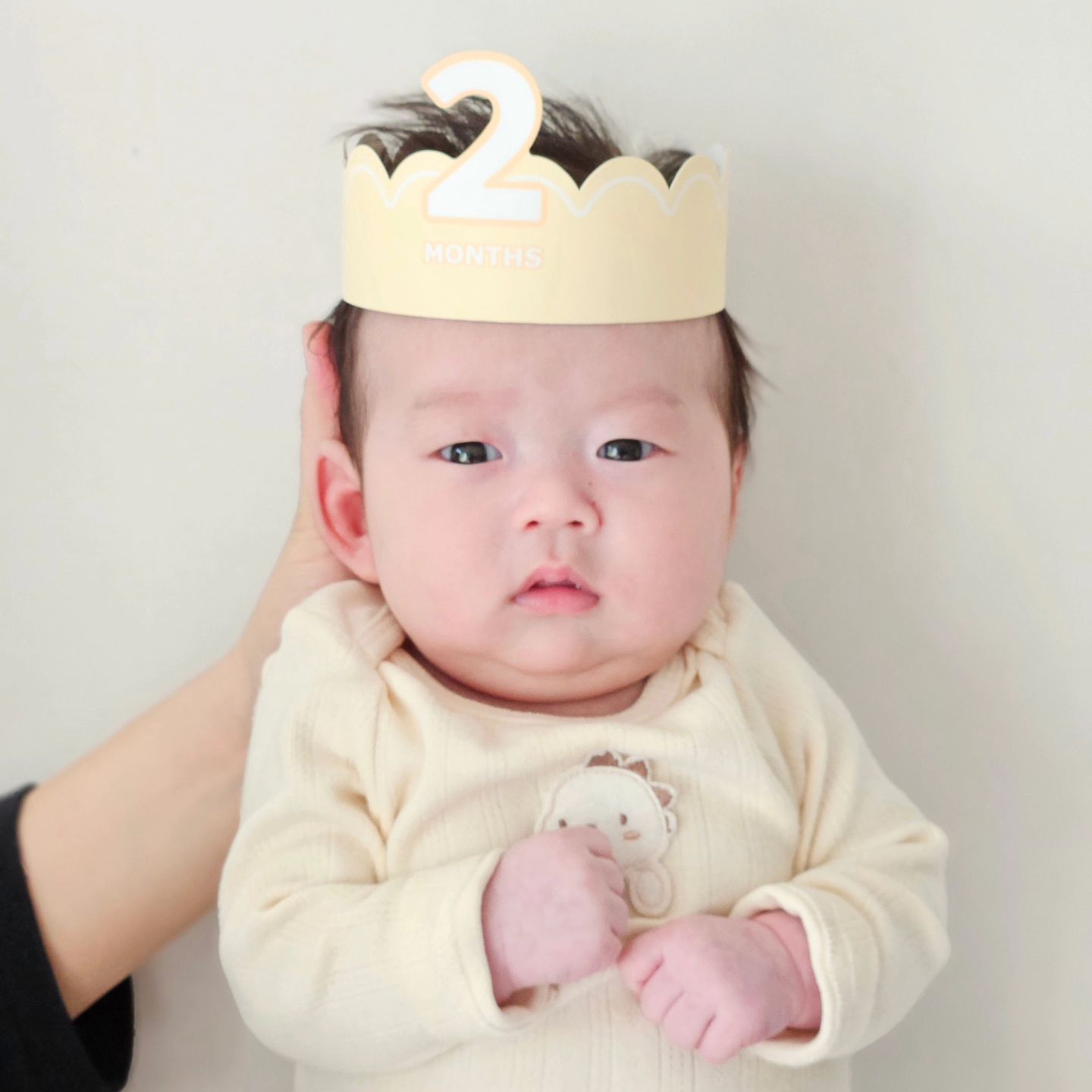 태어난지 2개월이 된 시윤이👑
너무 금방금방 크고 있어서 벌써부터 아쉬워요

다음 달이 100일이라니!!

육아가 힘들 때마다 빨리 시간이 지나갔음 하지만
하루하루 쑥쑥 커가는 걸 느낄 때마다
또 천천히 컸음 하고

오늘 엄마 마음은 천천히 컸음 한다ㅋㅋㅋ

#누나가얼집하원하고올때면
#빨리시간이지나갔음하는마음이커지네