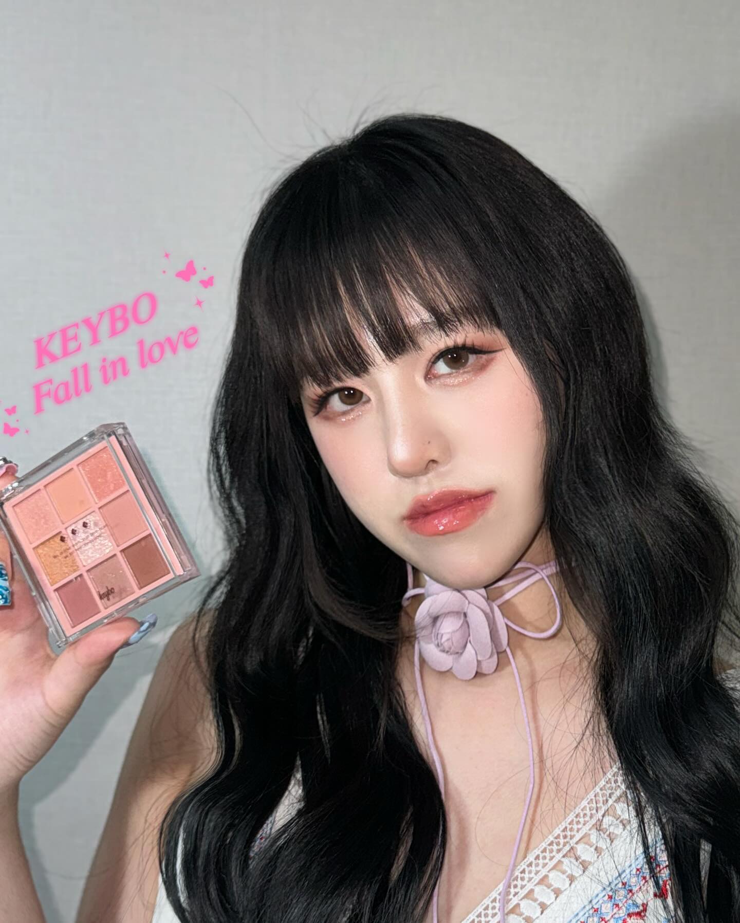 .
#AD🌸요즘 주구장창 쓰고 있는 keybo 폴인러브 아이팔레트🌸

{02 love muse } 화창한 봄 날씨에 어울리는 컬러들로 구성 되어있고 발색력도 너무 좋아요! 무엇보다 펄과 글리터 픽싱력이 너무 좋아서 하루종일 눈만 바라보게되는 마법✨ 
 
특히 #허그미 색상이 부드러운 로즈컬러에 골드 펄이라서 정말 눈 감을 때 마다 너무 예쁘게 보여요 내 최애 컬러❤️ 거기다 애교살에 글리터 #러브밤 톡톡 올리면 정말 반짝이는 사랑스러운 메이크업 완성!! 

키보 폴인러브 섀도우 팔레트 02러브뮤즈🌷사계절 내내 너무 잘 쓸 팔레트라 완전 추천해요 다들 예쁜 메이크업 완성하세요🫧
.
.
.
.
.
.
.
.
.
.
.
.
.
.#키보섀도우 #폴인러브섀도우#섀도우추천#아이메이크업#아이돌메이크업#봄메이크업#douyinmakeup#makeuptutorial 
#쿨톤팔레트 #웜톤팔레트#idolmakeup #eyeshadow#eyemakeup#kpopmakeup#kbeauty#kbeautyaddict 
#キボ #キボコスメ #韓国コスメ