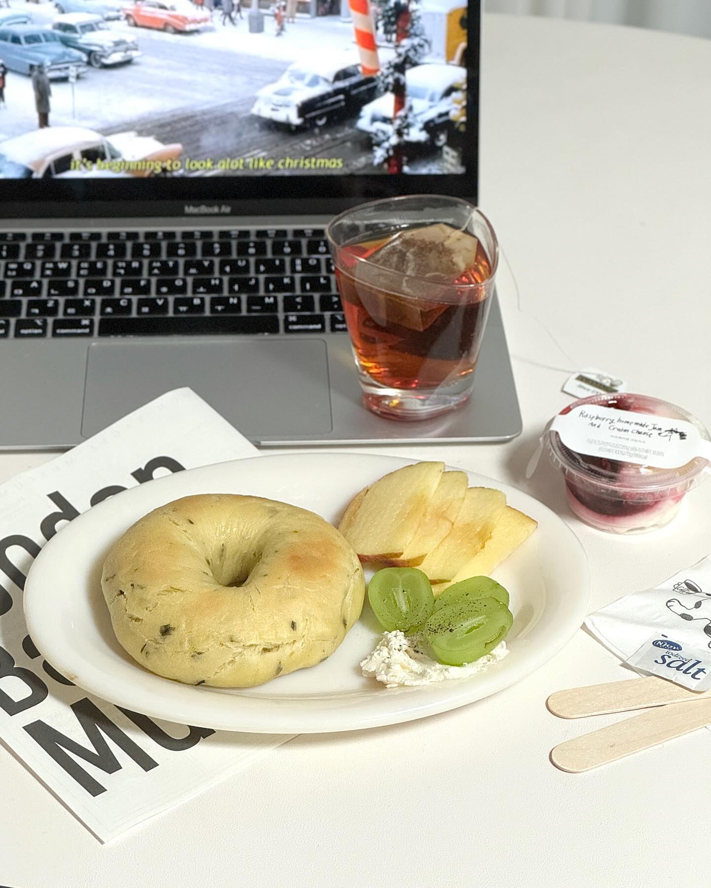 오늘 점심으로 먹은 런던베이글뮤지엄 베이글 !
생각보다 더 쫠깃하고 맛있다 🥯❤️

요즘 차에 꽂혀서 하루에 한번씩 티타임 갖는 중인데,
오늘의 차는 트와이닝 루이보스 🫶🏻

며칠전 아이폰 15 pro 로 바꿨는데,
화질이 좋아서 사진 찍을 때 마다 감동 ㅋㅋㅋ
근데 카메라 특유의 느낌도 좋아하는지라..
뭐로 찍을지 고민되네유 😌📸

#홈카페 #홈브런치 #홈브런치메뉴 #런베뮤 #베이글브런치
#트와이닝 #루이보스티 #티타임 #한그릇식사