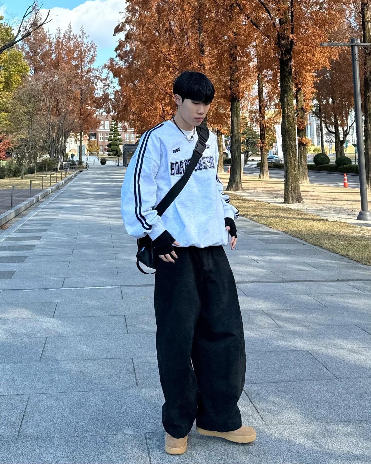 #협찬 #광고 #revuselect #레뷰셀렉트  revuselect_insta
[1993 STUDIO 트랙 스웨트셔츠 그레이]

오버핏 트랙셔츠로 꾸안꾸 매치할때 좋은 맨투맨입니다
- 시즌 그래픽 자수로 빈티지 & 스포티 무드
- 침수워싱으로 틀어짐 방지 & 형태 유지 우수함
- 드롭 숄더 라인으로 편안한 착용감

-레뷰셀릭트에는 매주 다양한 협찬이 업데이트 돼요
-핫한 브랜드와 협찬이 가능한 레뷰 셀릭트

 #맨투맨 #오버핏 #캐주얼룩 #데이트룩