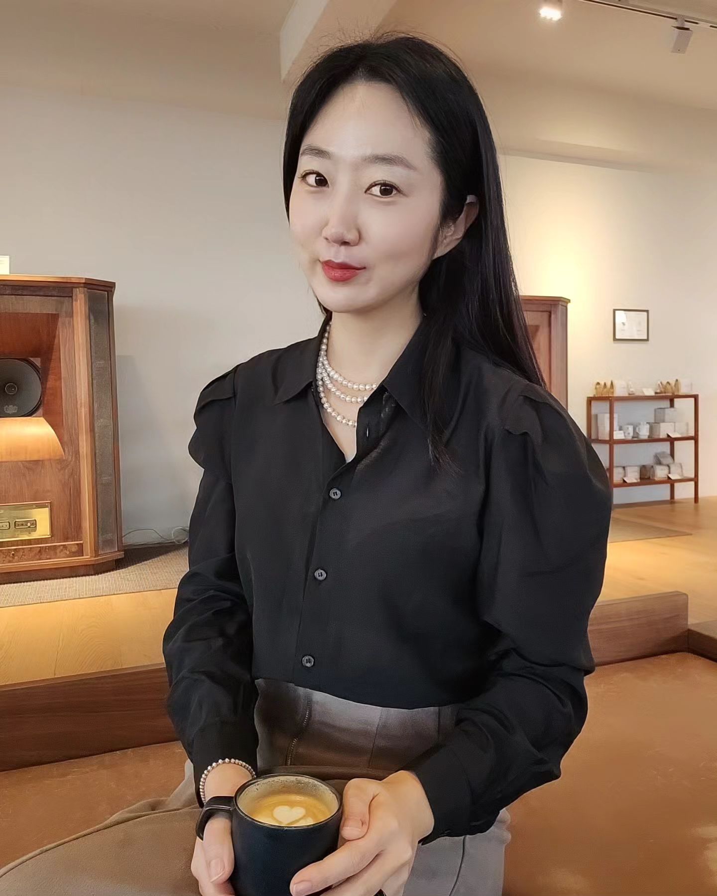 어제 외출한다며 옷장 뒤지는데
이젠 진짜 입힐옷이 1도 없더라구요..ㅠ

아침부터 현대시티아울렛 출동해서
곧 유딩에서 초딩이 될 예정이라
최대한 어린이스러운거로 쇼핑했네요🤣

짱소유 옷장도 살포시 다시 채워주고🛍 

취향 생겨서 자기가 고른옷 아님 안입는
옷편식쟁이 덕분에 내내 옷장은 차있는데..
손가는 옷이없는 깊은 빡침의 연속이였는데🥴
이젠 자기가 고른거니 아무말 안하고 입겠다며
덕분에 숙제였던 일을 완료한 기분💯

비오날은 삼겹살이라며 하남돼지집가서 
김치말이 국수에 삼겹살로 점심먹고💕

커피는 분위기 좋은곳에서 마시자는
소유빠의 의견을 적극 수렴하여
유딩도 초딩도 아닌 8짤 언니야랑
감성적인 콤포타블 남산에
함께 동행했다고 합니다!!🫣💕

어릴땐 케어하느냐고 커피코로 마셨는데
이제는 유투브 덜보여주려고 코로 마시는중🤧

흥!!!딸 너 콤포타블 남산이랑 참 안어울린다!!😝