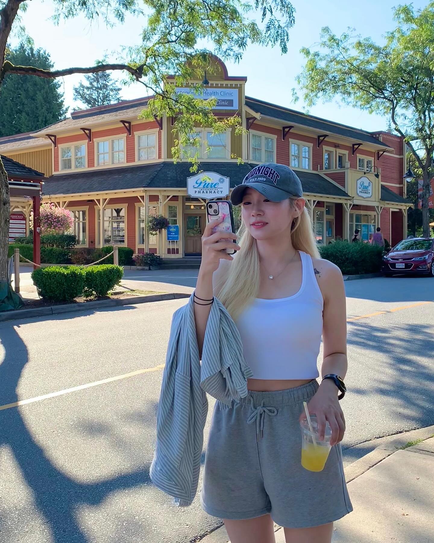 Fort Langley🇨🇦

캐나다 체크인에서 보고 가보고 싶었는데 차로 40분정도? 밖에 안걸려서 다녀왔어요~ 확실히 다운타운보다 현지인들이 훨~씬 많더라구요🫢🤩
마을 전체가 옛날 빌리지 감성이라 유럽느낌도 나고 그냥 너무 예쁘고, 빈티지 가게들도 많았어요!! 
4번째 사진은 약국인데 약국마저 너무 예쁘잖아요ㅠㅠ

대부분 가게들이 5시쯤 닫는 것 같은데 저는 애매한 시간에 도착해 맛집을 못가서 너무 아쉽더라구요😭 그래서 다음에는 1박을 하러 다시 가볼 예정!!! 그만큼 너무 예뻤어요..🫶🏻

실제로 운행되는 기찻길도 있어서 #록키마운틴 가는 기차도 봤다구요?!🤭