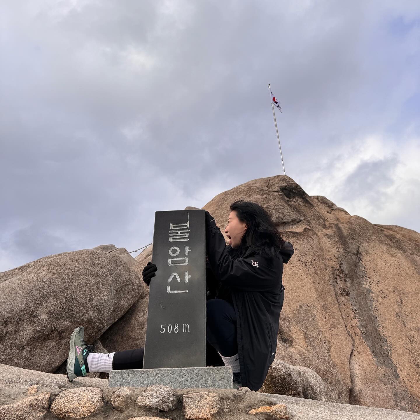 #런람이 #등람이
.
지난주말 토요일,
토요일오전 병원갔다가 푹자고 있는데 쪼다니의 등산가자는 말에 잠 확깸🤩
불암산의 날씨는 진짜... 🥶 2년만의 등산이라 초반부터 어지럽고 난리 였는데 쪼다니는 날다람쥐였다...
그래도 등람이 많이 큰게(?) 예전에 불암산 거북바위 올라갈때는 사족보행했는데 이번에는 줄잡고 씩씩하게 올라갔다ㅋㅋㅋ 등람이 대견하다!
불암산 등산후 저녁에 잠실 롯백 일정이 있어서 가는데 주차하고 올라가다가 롯데월드가 보여서 갑자기 롯데월드가 땡겨서 일정변경ㅋㅋㅋㅋ 7시에 들어가서 스윙 두번에 그거 뭐냐 암튼 그거 하나 탐!😄
우리들의 맛집 마봉양꼬치가서 냠냠하고 빠빠이함ㅋㅋ
그날만 2천칼로리 이상 태운거 실화니😉
.
이게 찐 P들의 삶이다ㅋㅋ 내가 맨날 투정부려도 받아주는 쪼다니 좋다! 쪼다니 가면 난 누구랑 등산가니...ㅜㅜ
그러니까 쪼다니 제발 안갔으면 좋겟다!🤭
.
#일상 #런 #러닝 #등산#등산스타그램 #산뽕에취하다 #찐p의삶