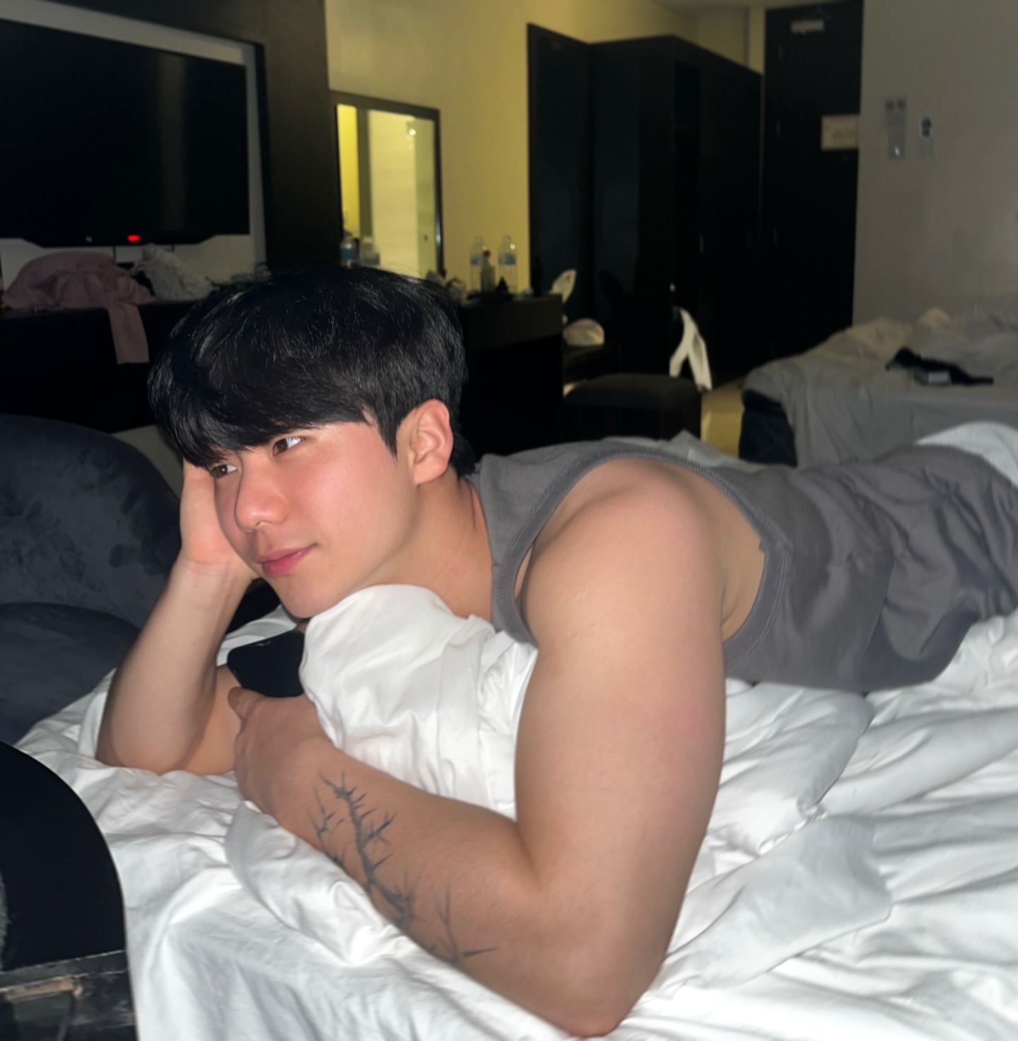 세부에서 술먹다가 
갑자기 잘생겨보여서 한컷찍어준 사진
오늘은 우리 화해한날..
앞으로 사이좋게 지내요😍😍😍