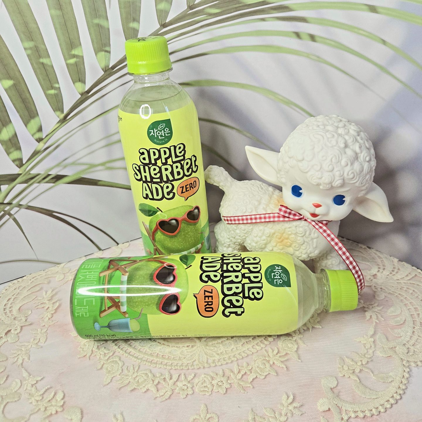 #협찬 #셔벗에이드 #셔벗에이드제로 #레몬에이드 #레몬에이드제로 #애플에이드 #애플에이드제로 #편의점신상 #제로음료 #제로신상 #자연은셔벗에이드 

자연은 셔벗에이드 제로 애플이에요~
칼로리 때문에 망설였던 에이드를 제로 슈가, 
제로 칼로리로 마음 놓고 즐길 수 있어서 좋아요~
관리할때나 안할때나 높은 칼로리는 부담이잖아요ㅠ

귀여운 패키지가 눈에 띄어 바로 관심이가는
편의점 신상으로 모든 편의점에서 1+1 행사 중이여서
가까운 편의점으로 가면 맛보실 수 있구요~

맛은 두가지 레몬.애플인데
상큼한 레몬에이드, 애플에이드에 달콤한 셔벗 향을 
더해 상큼달콤한 중독성 있는 맛에 계속 손이 가요~
설탕은 제로, 자극적인 탄산 대신 과일의 맛과 향을 
가득담아 취향에 따라 새콤한 레몬, 달콤한 애플로
맛있게 즐겨보시면 좋을것같아요~^-^