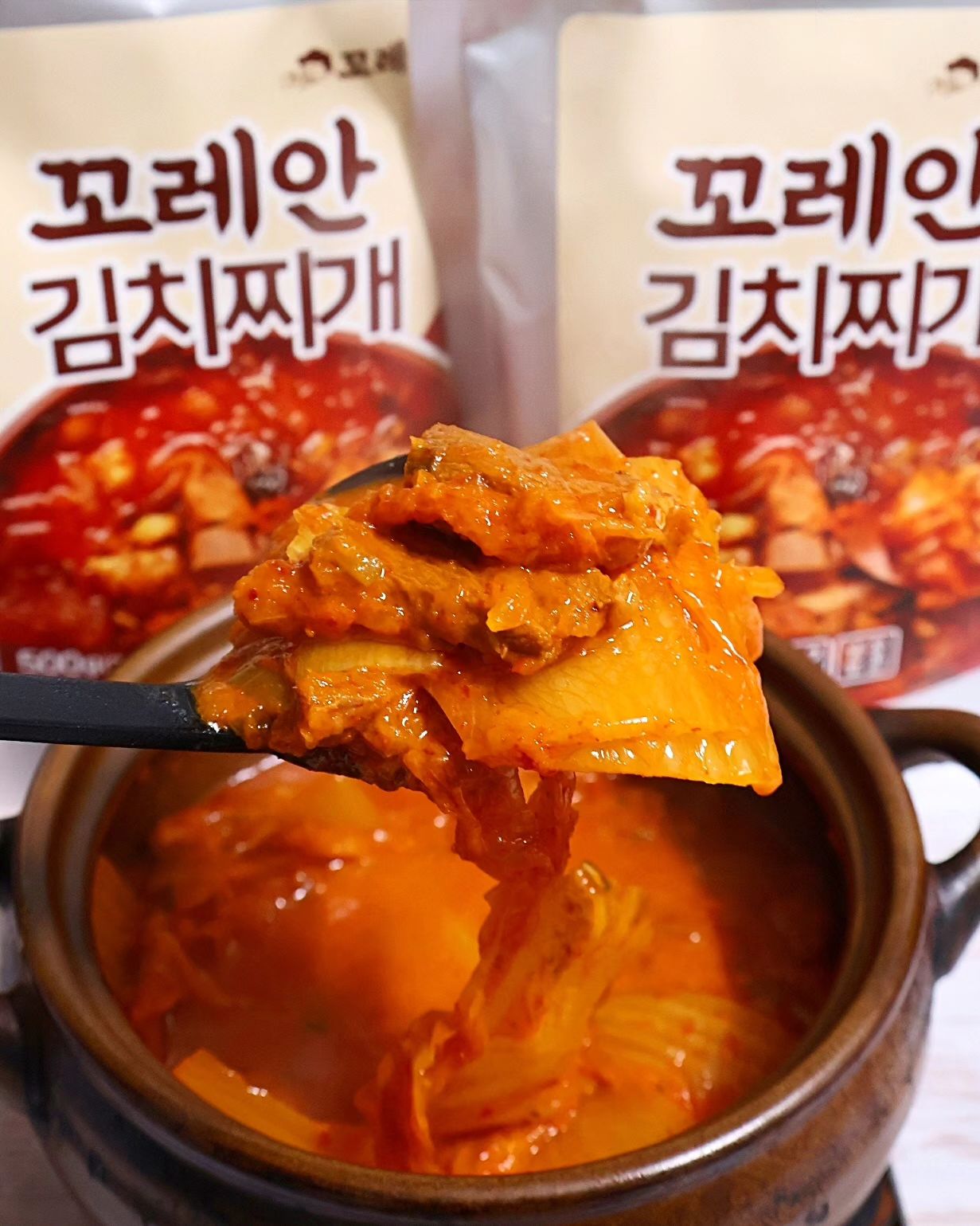 #협찬 꼬레안김치찌개

한국인이 사랑하는 김치찌개

목포 평화광장에서 
김치찌개 맛집으로 소문난
꼬레안김치찌개가 
온라인에서도 만나볼 수 있어요🤗

국내산 김치와 
부드러운 고기가 듬뿍❤️ 들어가
진하고 맛있게 먹을 수 있는데요 

20시간 이상 
정성으로 끓인 육수로
깔끔하면서 얼큰칼칼한
국물맛이 제대로라구요 👍

다른 반찬없이 
꼬레안김치찌개만 있으면
밥 두공기 뚝딱🔥

라면, 스팸, 어묵 등등
다양한 사리를 넣어 
내 취향 가득한 
김치찌개 만들어 먹기도 좋습니다🥰

https://smartstore.naver.com/korean_food/products/9564420053
.
.
.
#김치찌개 #돼지고기김치찌개 #꼬레안김치찌개 #김치찌개맛집 #찌개 #찌개스타그램 #오늘뭐먹지 #점메추 #점심메뉴 #저녁밥 #저메추 #저녁밥상 #저녁메뉴 #국물 #맛있다그램 #맛스타 #맛스타그램