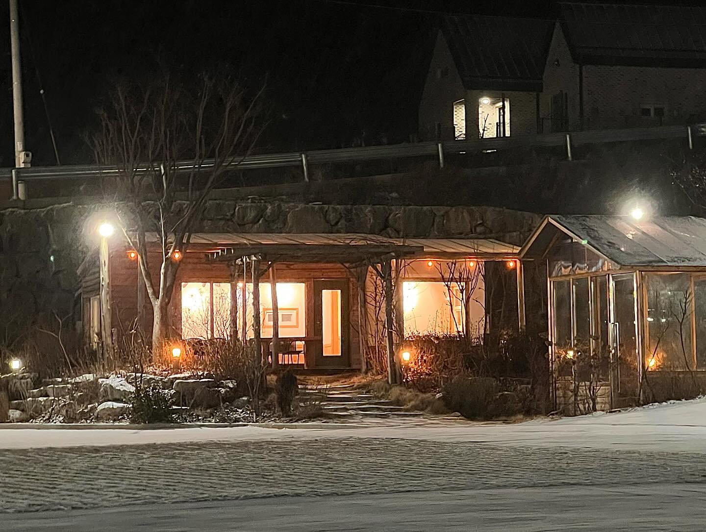 올해도 안부 물어주시고, 시간 내 주시고, 따뜻한 마음 써 주셔서 감사했습니다! 내년에도 변함없이 곁을 지켜 주시길 염치없이 소망해 봅니다. 새해 복 많이 받으시고 건강한 한해 되세요! 우리 행복하자구요 ( ◜ᴗ◝ )♡