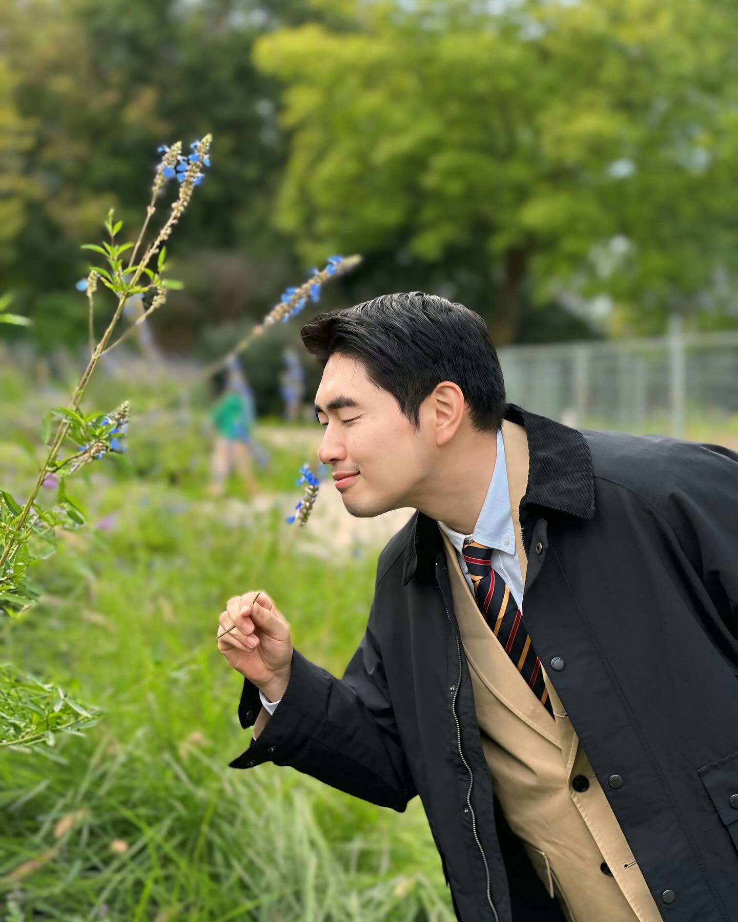 생각보다 너무 추웠던 로테르담.

9월 중순이었지만 한국의 10월보다 추웠달까요?
바람도 정말 많이 불고, 비도 불규칙적으로 떨어져서 고생이 많았습니다. 그래도 이럴 때 입기 좋은 헌팅자켓이 있어서 유럽 체험 성공했습니다.

로테르담에서도 공원을 산책했습니다. 
여유로운 중산층의 라이프스타일이란 이런 느낌일까요.
잘 가꿔진 조경은 우리나라의 그것과는 다른 관점에서 만들어졌다는 걸 알 수 있습니다.

굳이굳이 셋업에 타이까지 매고 유럽을 즐겼지만 사진속 모습은 양재호수공원같은건 왜일까요...?

#로테르담 #유럽여항 #네덜란드여행