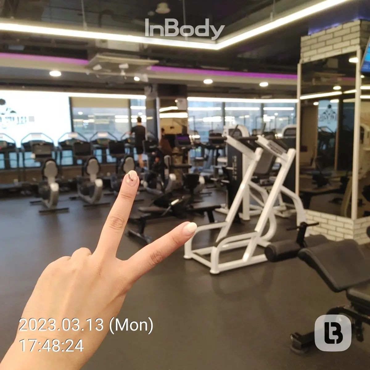 런바디 챌린지 8일차!
약간의 긍정적 변화가 생김!!
체지방 ↓ 골격근량 ↑

폼롤러&스트레칭 1시간 이상 하고 PT받음..
이렇게 해야 그날 운동할 수 있는 가동범위가 나온다는게 넘 슬프다ㅠㅠ
어깨 상태가 좋지 않아서 동작 몇개 못하다보니 아쉬워서 막판에 빡세게 했다.
... 정말 살려달란 소리가 절로 나오더라..
그러고 F45 한타임 진행하러 바로 이동!
오늘도.. F45는 빡셌다^ㅡ^

식단은 적당히 일반식 섞어 먹는 중!
요거트가 은근 좋은거 같다.
간식 생각 안나고 포만감 높고!
단백질 더 보충하려고 보충제 넣었다가 귀찮아진 건 안비밀...
마라탕도 적당히 건강하게 먹고!
저녁은 늦어져서 대충 성분만 맞춰 간단하게 먹음!

오늘도 힘냈다!
내일은 가볍게 유산소 타고 병원 가봐야지..
아프면..운동을 못해..흑흑

#런바디챌린지 #운동기록 #식단기록