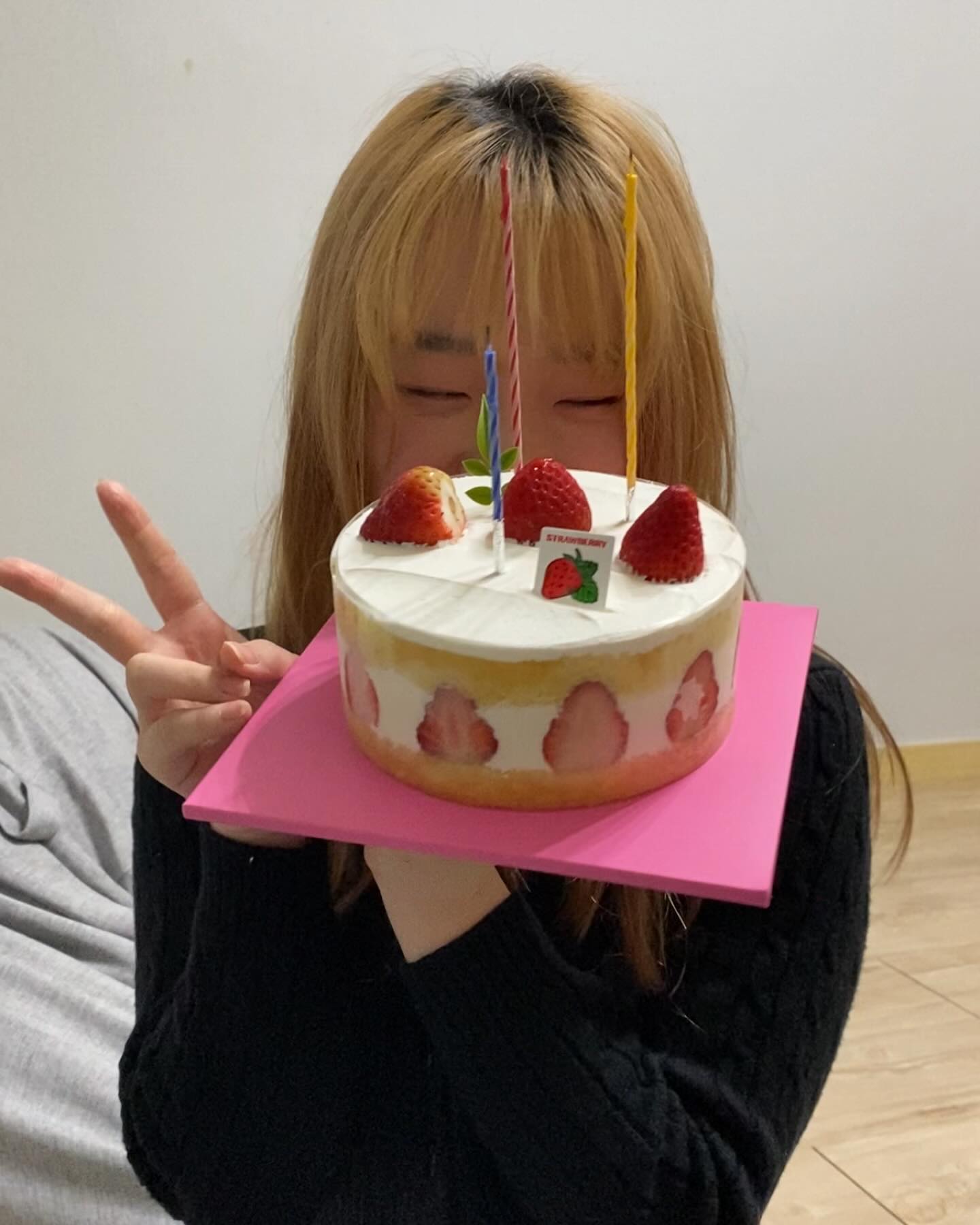 24.03.22

진짜 찐막 생일파티 (…일걸?) 못 온 유경이랑 윤지랑 재형이는 못 봐서 아쉽고 😿 2024년도 잘 버티고 우리 진짜 여행 좀 가자 😼 김재형 입대 축하 파티나 하자 🫡😏 축하해줘서 너무너무 고마워 ♥️