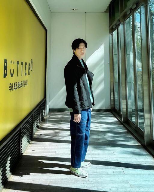  종엽 ootd 일상룩 출근룩 패션 on Instagram: "#일상룩 #협찬 유니크 밴드넥 오버핏 패딩점퍼 + 볼륨 스티치 자수 오버핏 맨투맨 + 포인트 리벳 스트레이트 워싱 팬츠

제가 블로그를 통해 다양한 아이템을 소개해드리는 커스텀어스에도
봄신상품들이 한가득 업데이트 되었습니다🌱🌿🌼
어서어서 홈페이지로 달려가주세요🏃🔥 @customus_official 

제가 입은 아이템들을 하나하나 소개해 드리자면

유니크 밴드넥 오버핏 패딩점퍼는 
밴드넥 카라라서 지퍼를 올렸을때와 내렸을때의 
두가지의 연출이 가능 했고 나일론의 살짝 샤이니한
광택감에 전면 더블 와플조직 플라켓 배색으로 
유니크하면서 멋진 디자인을 보여주었습니다.
1oz 핫스를 본딩해서 보온성까지 더해지니 
봄점퍼로는 이것만 있어도 문제가 없을듯한 최고의
봄옷이였습니다👍🏻👍🏻

볼륨스티치 자수 오버핏 맨투맨은 
색감부터 봄냄새가 물씬 풍기는 스웻셔츠였으며
이중지 원단으로 적당한 두께감이 있어 형태감이 잘 살고
라인이 자연스럽게 떨어지는 오버핏 남성맨투맨입니다.
특히나 스티치라인 포인트가 대박 예쁜 포인트가 되었습니다👍🏻

포인트 리벳 스트레이트 데님팬츠는 
스티치 포인트와 포켓 포인트들이 조화를 이루고
스톤가먼트 워싱으로 표면의 소프트함이 느껴지는 
멋진 데님바지였습니다. 게다가 핏이 정말 예술
그 자체였어요🥹👍🏻🔥🔥🔥🔥

봄색감에 맞춘 컨버스로 마무리한 코디입니다.
@converse_kr 

커스텀어스의 멋진 아이템들을 한번에 입고 소개해드렸는데요!
다음에는 아이템 한개한개씩 다양한 코디로 인님들에게
소개해드리는 시간을 가져보도록 하겠습니다🙌🙌

그리고 봄시즌 봄옷 준비에 걱정이긴 분들이 계시다면
세상예쁜 봄옷들이 한가득 업데이트된
커스텀어스 공홈으로 고고싱입니다🏃🏃‍♀️🏃‍♂️ 

#커스텀어스 #customus #봄옷 #봄코디 #남자봄코디 #청바지 #데님팬츠 #맨투맨 #봄옷 #남자코디 #남자패션 #dailylook #mensfashion #menswear #outfit"