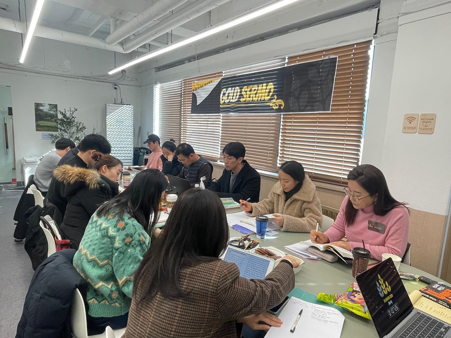 골드 세르모 강남 2기

오후 1시부터 5시 반까지 총 4시간 반동안
각자 들고 온 책을 읽고 서로 대화하며
자신의 고민에 대한 답을 찾아가는 시간

진솔하고 뜻깊은 대화가 오갔던 시간이 아니었나 생각합니다
한 달 뒤에 모두가 각자 선언했던 내용들
꼭 지켜서 더 성장한 모습으로 또 만나길 바라요 👋🏻

#골드세르모 #황금지식 #자청 #대화 #소통
#20240127
