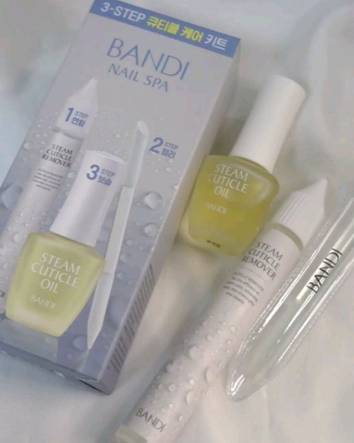 #광고 bandi_selfnail 
💅 반디 큐티클 3-step 케어 키트

요즘 네일에도 눈 떠서 파산핑 직전.
네일 셀프케어 찾아보다가 이미 유명한 반디 케어 제품도 사용 해봤답니다
사용해보니 괜히 유명한 것이 아님

특히 스텝1 불려주기 단계에서 너무 잘 불려줘서 그런지 큐티클 후루룩 벗겨져서 놀랬어요 ;;
오일도 브러쉬도 바를수 있어서 데일리 셀프케어템으로 추천합니당

🫒 네일 제품으로 유명한 반디의 스팀 큐티클케어 세트는 올리브영에서 구매 할 수 있답니다
https://www.oliveyoung.co.kr/store/G.do?goodsNo=A000000199838

#협찬 #반디 #BANDI #스팀큐티클 #스팀큐티클케어키트 #큐티클 #큐티클제거 #큐티클정리 #큐티클케어 #셀프네일 #셀프네일케어 #네일케어