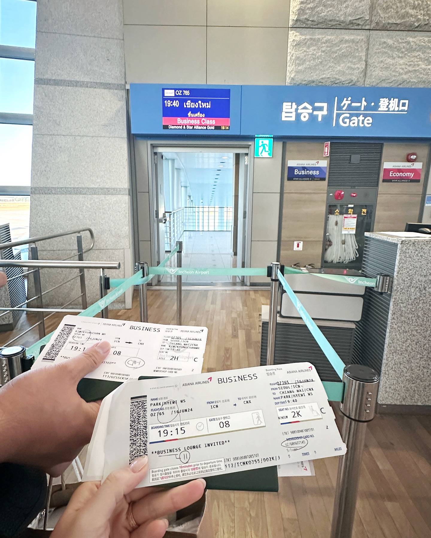 돈을 열심히 벌어야하는 이유...
아니.. 돈을 쓰는 이유? 돈을 쓰는 재미? 

😇😇😇

첫 비지니스 비행기 
증말 너무너무 편하고 좋았다 
비지니스도 이렇게 좋은데 퍼스트는 어떨까..

#비지니스석 #아시아나라운지 #아시아나비지니스 
#비행기 #비지니스클래스 #비행기티켓