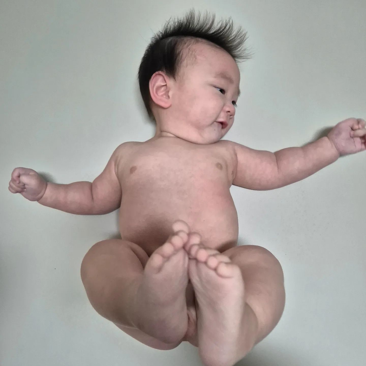 #
이제 빨가벗겨 찍어도
옛날 느낌이없어

너...다 큰 아이같아 ㅋㅋ

허벅지는 왜 실물보다 얇게 나오는거냐

#7개월아들 몸무게 9.4키로

오늘은 최대한 늦게 들어가서 재울꺼야
어제 나랑 밤잠 3시간 씨름했지?

애비는  또 나갔고
애미는 #독박육아

너를 잘 재우고 #혼술 할것이니라