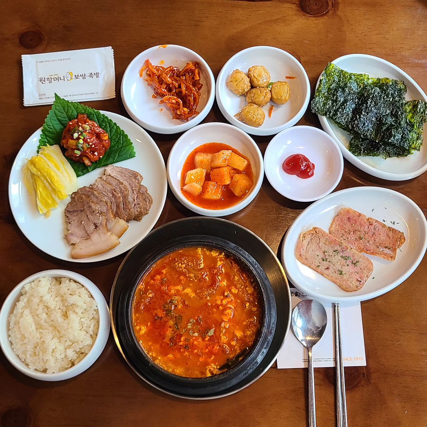 원할머니보쌈 점심특선 신메뉴 먹고왔어요.

얼큰한 순두부김치찌개에 호불호없는 국민반찬 5종
나트륨 폭탄 밥도둑 반찬들로 집나간 입맛찾기 완료!

공기밥과 햄구이가 무한리필이라는👍
든든하게 먹고 싶을 때 추천해요~

#원할머니보쌈족발
#원할머니보쌈정식 #원할머니보쌈 #순두부김치찌개 #원할머니점심특선 #원할머니 #원할머니점심 #점심메뉴 #원할머니신메뉴