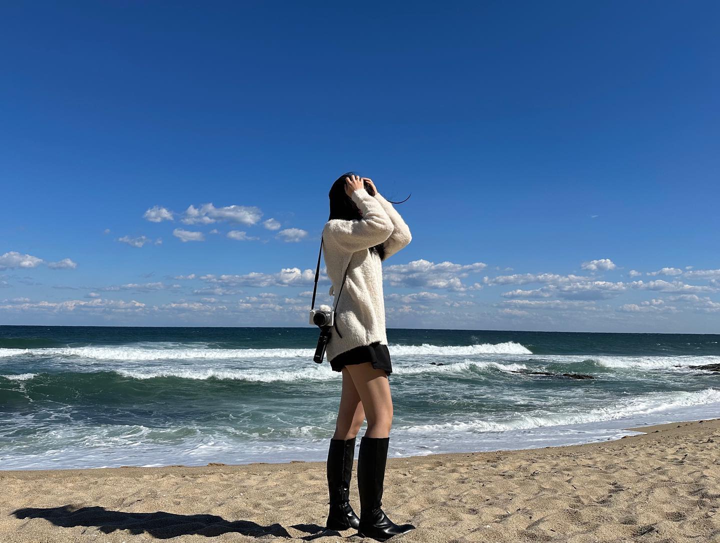 하필 여행 가는 날 감기 기운🥹

몸은 점점 아파지고
오빠가 약 챙겨주고 가는길에 운전도 바꿔주고 다 해써!!
나는 아파서 잠들었지만, 비록 도착해서도 잠만 자며 끙끙 댔지만.
잠결에도 기침소리에 화들짝 놀래서 물챙겨주고, 춥다 그러면 이불 꽁꽁 싸매주고 등 토닥토닥 해줘서 고마워요 
아파서 잘 놀지 못했는데 즐거웠다고 해줘서 고맙고 미안해😢
덕분에 오늘 아침은 멀쩡해쓰! 
알럽씨노❤️