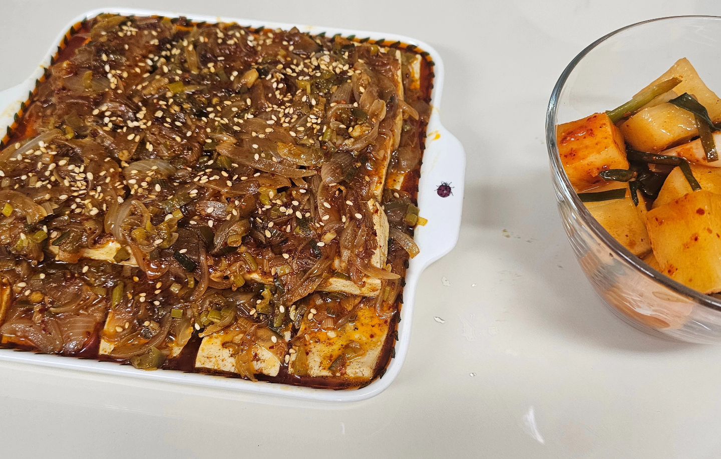 늦은 점심은 아빠표 두부조림^^
쉬는 날은 아빠가 요리사!!
요리하는 시간에 비해 먹는 시간은 뚝딱!!^^