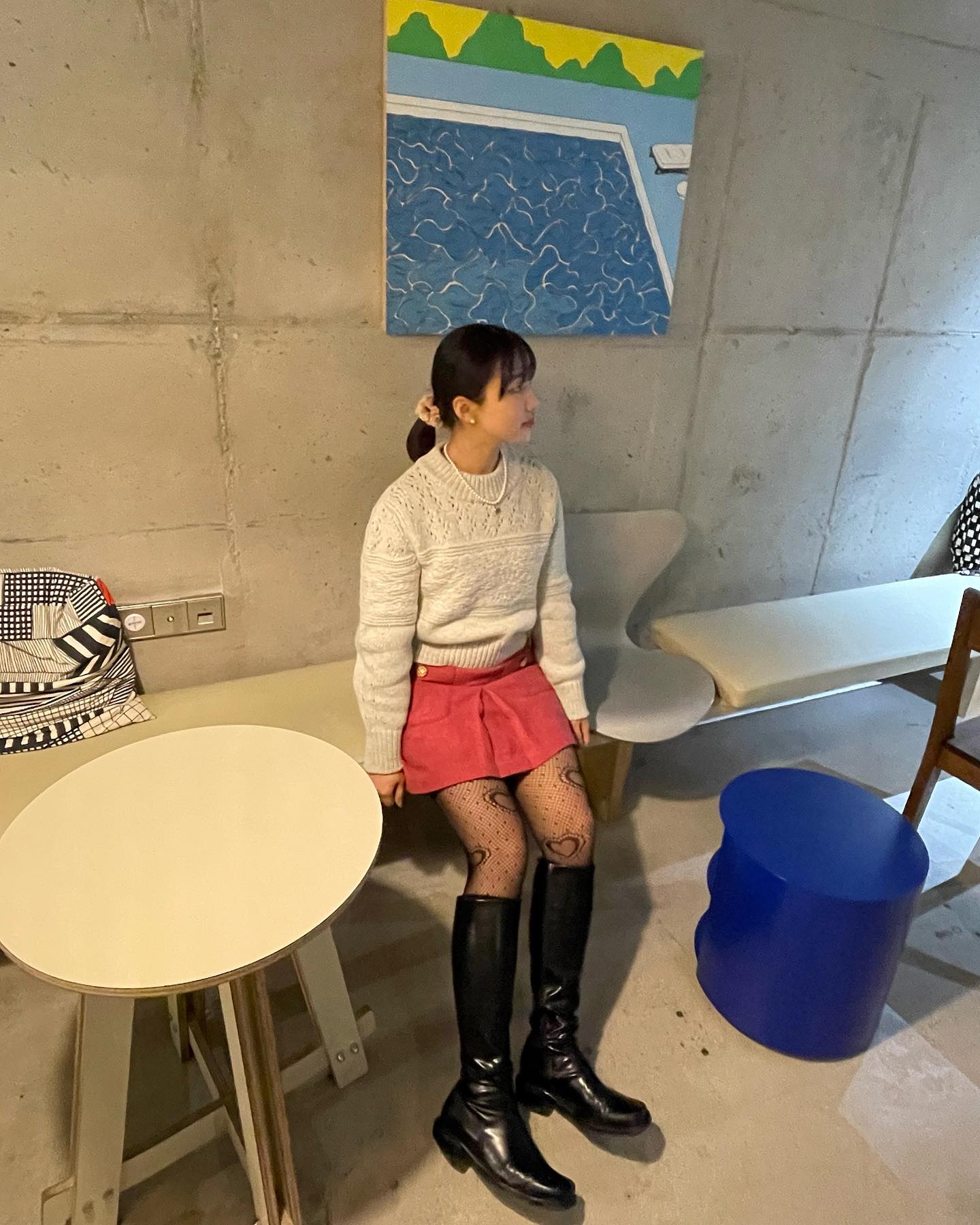 연말이라 후다닥 친구들 만나느라 정신없는 12월…ㅎㅎ
내년에는 더 자주 만나…2번 실화냐진짜🥺 미안🩵

오랫만에 꾸꾸모드로 제가 애정하는 쿠메 옷만 입어봤어요✨
kume_official #kume 
브랜드에서 코디 해두신건데 역시 같이 입으니까 너무 찰떡ㅎㅎ
근데 오랫만에 부츠신고 성수동 돌아다니려니까 진짜 다리아프더라구요🥺
그래도 크리스마스 분위기 낭낭해서 넘 행복했습니다🩷🎄