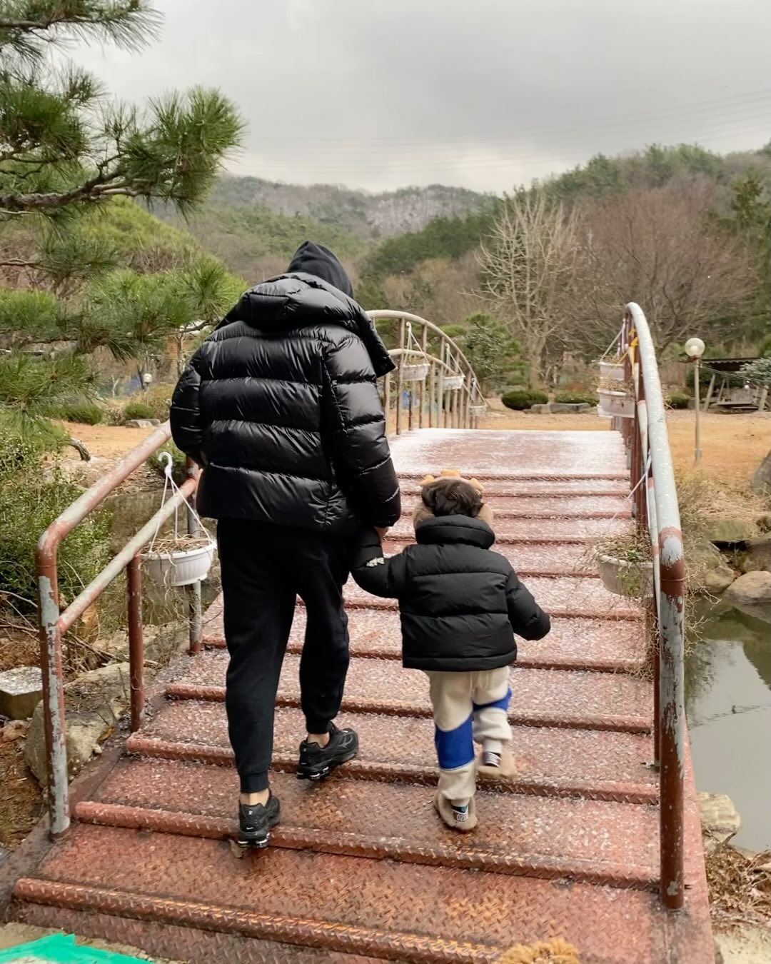 -
2024🤍

우리 지안이
6살 형아 추카해🐰
(31일 밤에 빨리 6살 된다고 초저녁부터 억지로 잠든아이ㅋㅋ
눈뜨자마자 아빠 나 6살이에요 !!!!!! 🤣)
6살 형아됐으니 편식 좀 그만하자 ^^^^^^

우리 큰아들
사십오살 추카해😅
새해에도 변함없이 당신 하고싶은거 마니 해^^^^^^

나의 두 박씨들🥰
새로운 해에도 잘 부탁해😍
열심히 지지고 볶아보자❣️