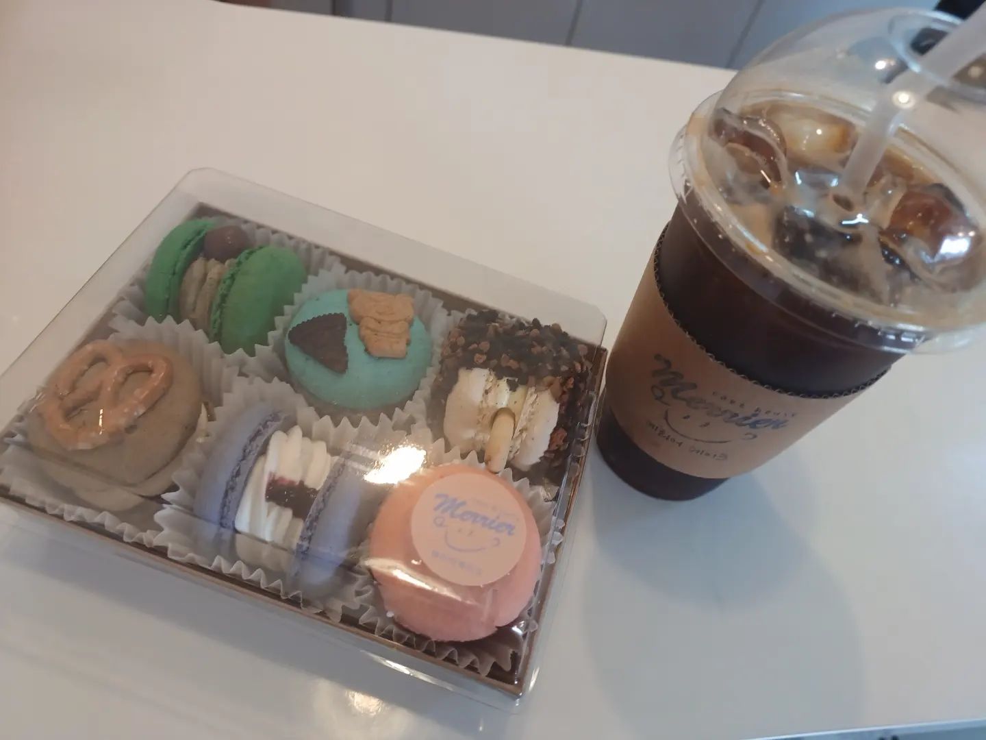 댕리단길 맛집 메리어케이크는
레터링케이크,마카롱,구움과자를 매장에서 직접 만드는데
무방부제 100% 천연우유버터와 동물성생크림만을 사용하는 건강한 디저트라는 점에서 강추하고 싶다.

마카롱을 포장해왔는데
어찌나 예쁘고 달콤하던지
딸들이 좋아하고 잘 먹어서 흐뭇~!

#안양3동 #댕리단길 
#안양맛집 
#안양핫플 
#안양케이크 #레터링케이크 
#수제마카롱 
#메리어케이크 
#안양3동맛집
#달콤간식
#무방부제 #건강간식
#댕리단길서포터즈