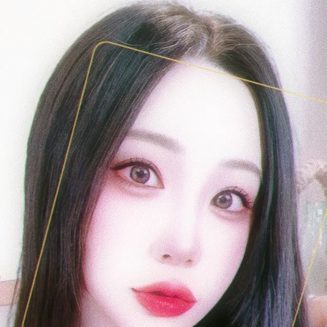  유리 ❄️ 𝕐𝕌𝕃 on Instagram: "#협찬 #광고 #립타투팩 #립오일 @maxclinic 
카페에서 커피 마실 때, 맛집에서 밥 먹을때마다 립도 같이 먹어서 지워지는 사람🙋🏻‍♀️

저는 입술색도 굉장히 연한 편이고 탱글탱글한 탕후루 립을 좋아해서 매트 립스틱은 잘 안쓰는 편이에요. 그렇기 때문에 늘 립자국 찌인하게 남기고 머리카락에 묻어서 볼에 자국 남기는 사람인데요🥹

맥스클리닉에서 출시된 립타투팩(핑크)으로 입술 기본색을 입혀주었어요!
3번째 사진은 립타투팩만, 4번째 사진은 립타투팩+립오일, 마지막 사진은 립타투팩으로 발색된 입술 위에 추가적으로 틴트를 바르고 립오일 바른!

선명한 발색으로 오래가고, 개인적으로 핑크 색상이 쌩얼에도 딱 이쁠 자연스러운 입술색이라 아주아주 대만족했어요! 립오일도 끈적이지않아서 입술에 이물감도 없고 크게 묻어나지도 않아서 애용중이랍니다🥰

립타투팩은 얇게 입술에 깔아준 뒤 5분 정도 지나고 떼어내주면 되는데 살살 밀어서 옆으로 굴리니 말끔하게 떨어지더라구요! 볼륨효과도 있어서 탱글탱글해진 입술이 아주 이쁘답니다 히힛

립오일도 단독으로 사용하면 주름부각 없이 이쁘고 자연스러운 탕후루립을 만들 수 있어요! 다른 립제품과 같이 사용해봤는데 스틱에 묻어나지 않고~ 자연스럽게 블링블링한 립을 연출할 수 있어서 좋았답니다!

저의 #입술착붙템 #선명한발색 강추!
구매 링크는 👉🏻 https://bit.ly/3OhBdGz"