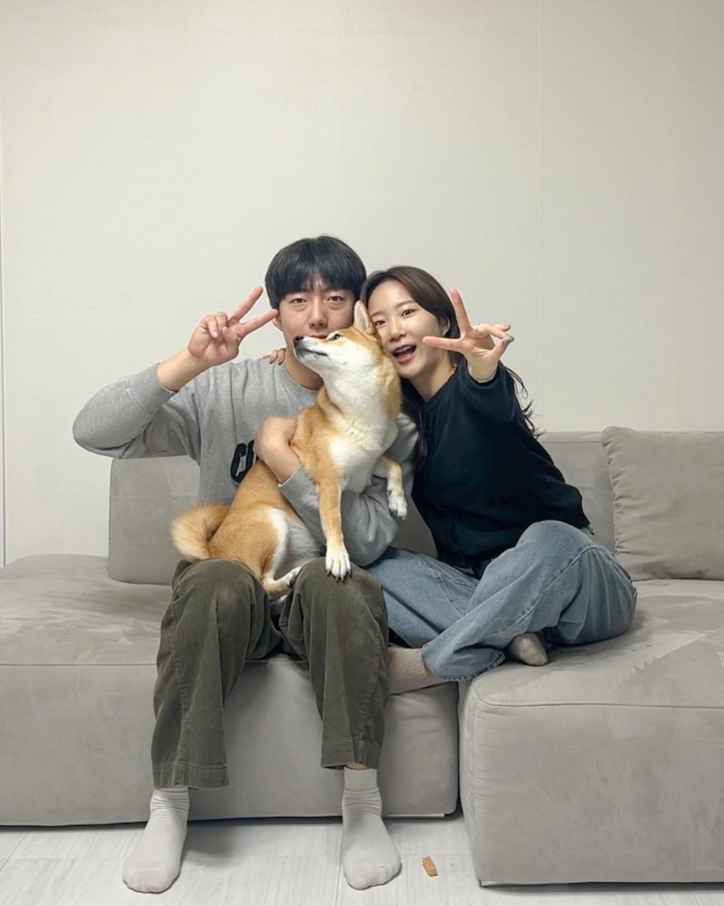 1월을 보내고 올려보는 2024년 첫날 가족사진👨‍👩‍👧 어떤 시련에도 나를 품어주는 가족이라는 울타리의 존재가 이렇게나 든든한 것이었나.. 사랑한다 내꼬들!

#가족사진 #반려견가족사진