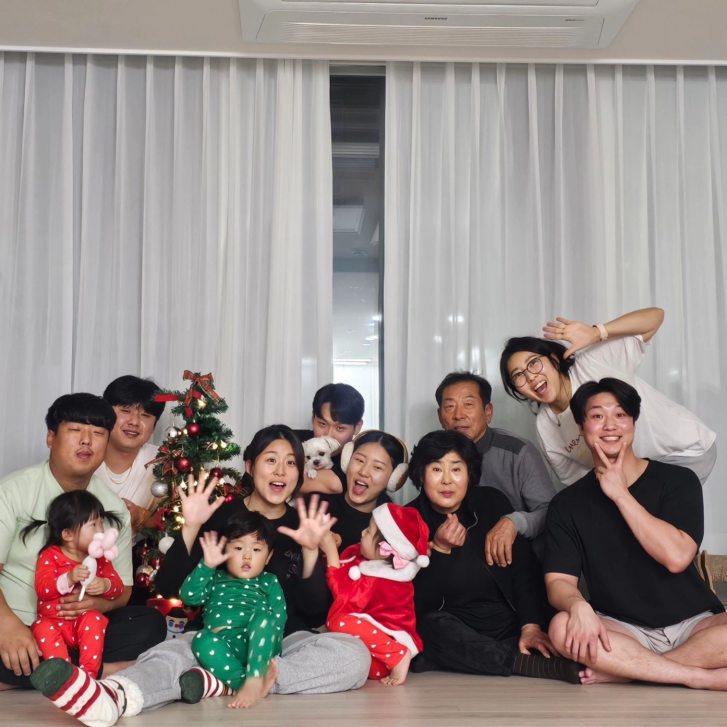 586𝘿𝙖𝙮𝙨ᰔᩚ

23년도의 크리스마스도 친정식구들과 함께🩷
정말 오랜만에 다 모인거라 너무나 행복했던 크리스마스였다,,
울아기들도 선물 몽창 받고 엄마처럼 행복했길,,🥰