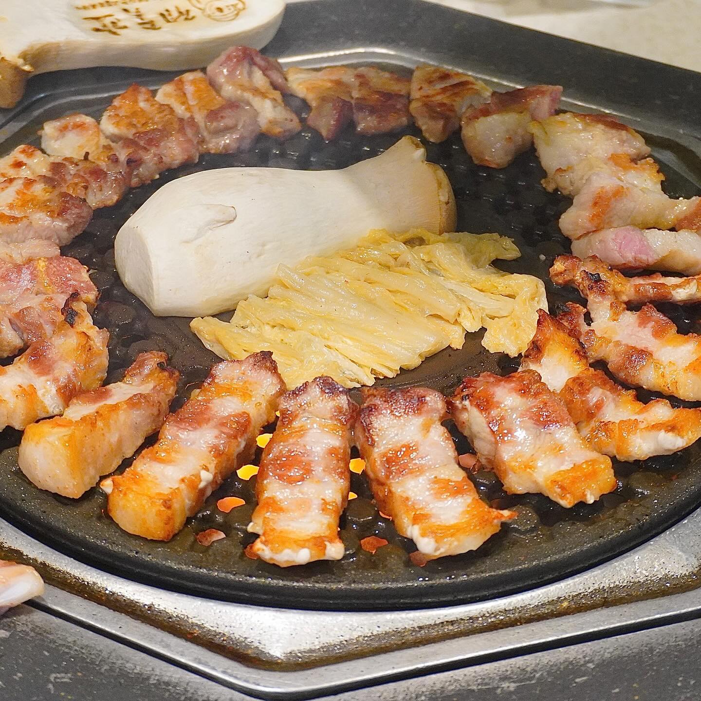 #협찬
안그래도 제줏간체인점 좋아했었는데
주안석바위점은 유독 더 맛있었어요❤️
생갈비랑 삼겹살이랑 볶음밥까지!!
원래 삼겹파인데 이날은 생갈비가 더 찐맛!
제주스러운 분위기도 진짜 이뻐요👏🏻
주차도 편하고, 다 구워주시니 최고쟈나

👉🏻특삼겹살 (16,900)
👉🏻생갈비살 (17,900)
👉🏻활화산볶음밥 (3,900)

#먹팔#맞팔#먹스타그램#제줏간#주안제줏간#주안고기집#주안맛집#주안고깃집#삼겹살#삼겹#갈비살#생갈비#볶음밥