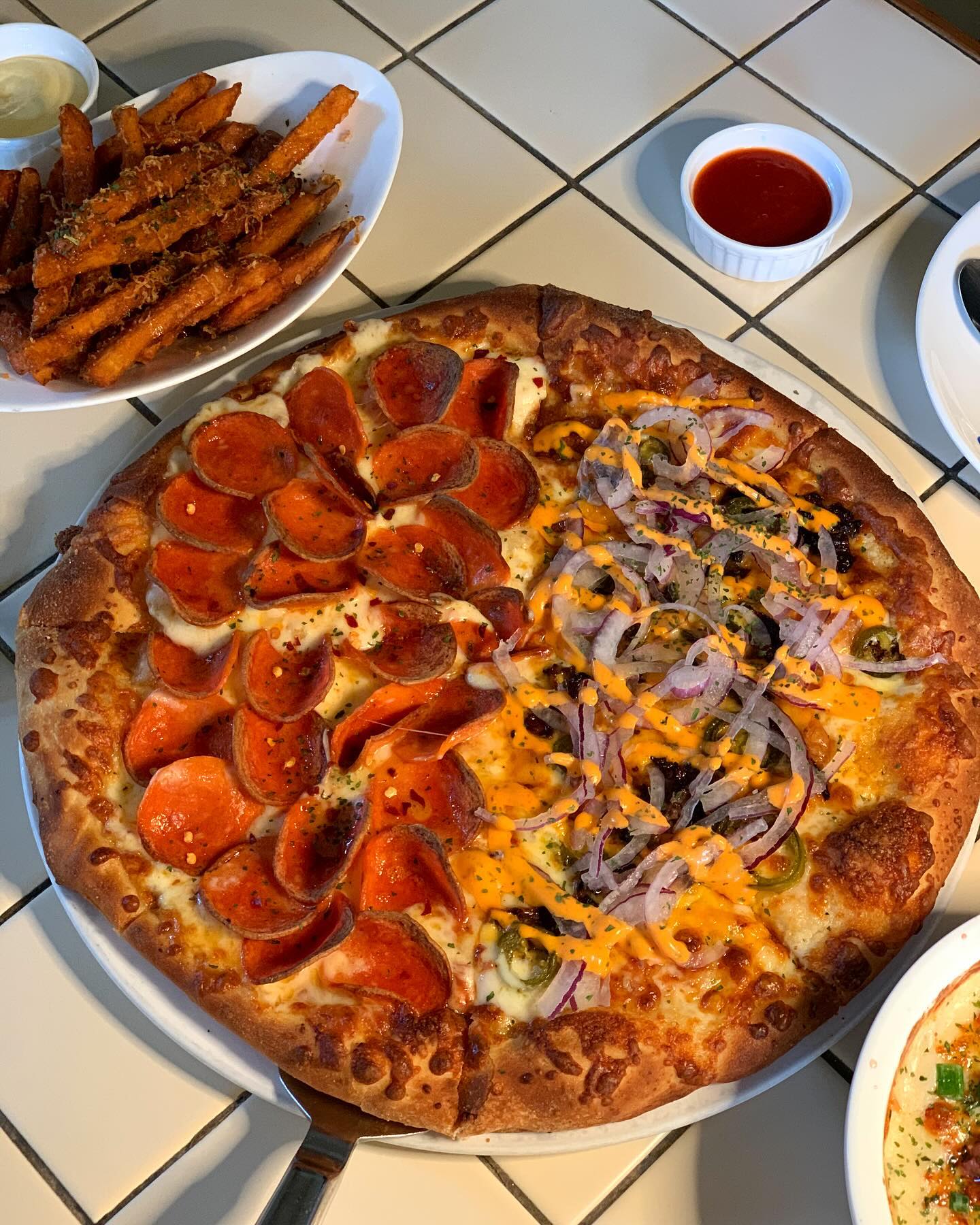 밖에서 하는 청첩장 모임도 잼나당 ,, 
담에는 집도 논누왕 _jun_gmin 💕
웨이팅 할만한 맛집이여따 .. ⭐️💫🍕
이제 나도 유부초밥 ~ 🍣💌