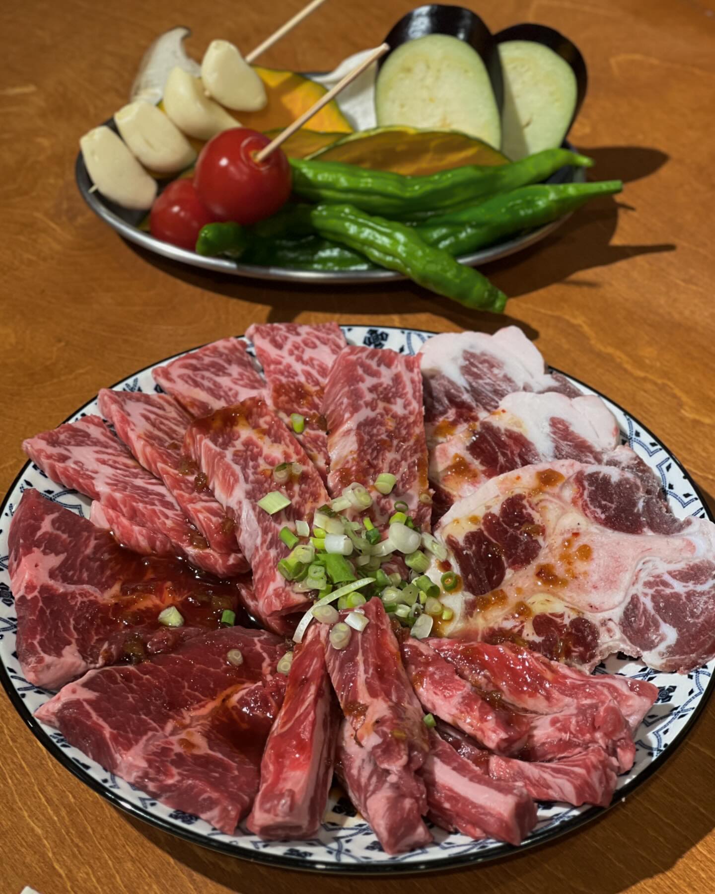 📍#우메루
[경남 창원시 성산구 용지로111번길 11 1층 (중앙동)]

- 야끼니꾸 2인모듬 🥩
- 계란밥 🍳

일본식 인테리어가 돋보이는 깔끔하고 현대적인 분위기
소고기모듬 4종과 다양한 구이야채, 또띠아, 파인애플로 구성된 야끼니꾸 2인모듬
직원분께서 첫점은 구워주시면서 맛있게 먹는 방법, 굽는 순서 등을 친절하게 설명해주시는데 그냥 먹어도 맛있고 살살 녹는 소고기지만 추천해주신 또띠아+고기+샐러드+파인애플 조합은 최고!
익숙한 간장계란밥에 마요네즈로 더 부드럽고 고소한 계란밥까지 완벽!