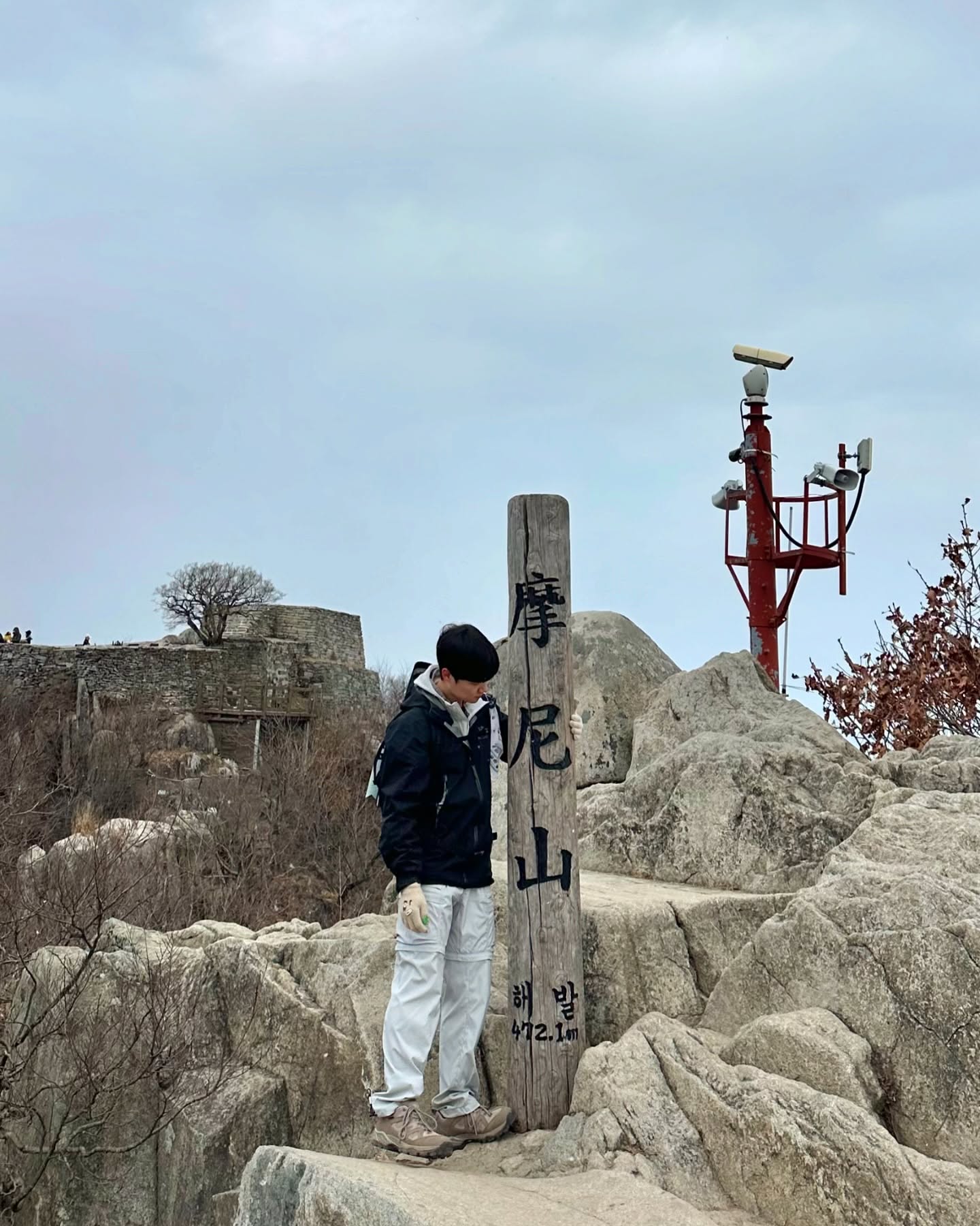 #마니산 

⛰️
오랜만에 마니산!

입산 통제였던 단군로가 입산 통제가 풀려서 단군로로 올라갔다!
날이 추워서 그런지 주말인데도 사람이 많지는 않았음,,
가다가 눈이 와서 걱정이었지만 금방 그쳐서 다행!
하산은 계단로로 내려왔다. 

점심 버섯전골 & 후식 한옥카페 굿굿👍👍👍

⛰️
- 코스: 마니산 주차장 -> 단군로 -> 정상 -> 계단로 -> 마니산 주차장
- 시간: 2시간
- 난이도: 중하 

#산춘기 #sanchungi #등산 #등산스타그램 #등린이 #산스타그램 #산린이 #hiking #登山 #블랙야크100대명산