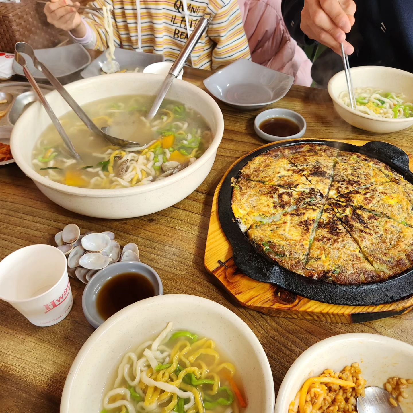 오늘도 사장님이 걱정해주셨다
다 먹을 수 있냐고..#대식가의삶

옆테이블 어른5명 보다 많이 시켜먹는 우리가족
우리에겐 #리틀면킬러 #리틀해물킬러 가 생겼다.

#노잔반