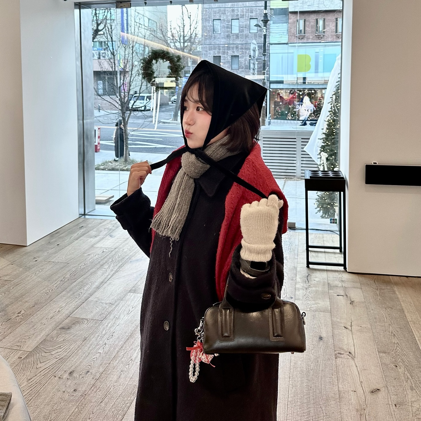 언 길 조심하고 맛있는거 마니먹고 밤에 집 잘 들어가서 따땃하게 등지지기🎄☃️ 

.
.
.
.
커치프 overdueflair 
부츠 saltandchocolate.official 
장갑 maisonloeuvre 
.
.
#서울 #한남동 #패션 #패션피플 #오오티디 #맞팔 #선팔 #좋반 #fff #lfl #f4f #overdueflair #코트 #코트룩 #여자 #여자코디 #패션계정맞팔