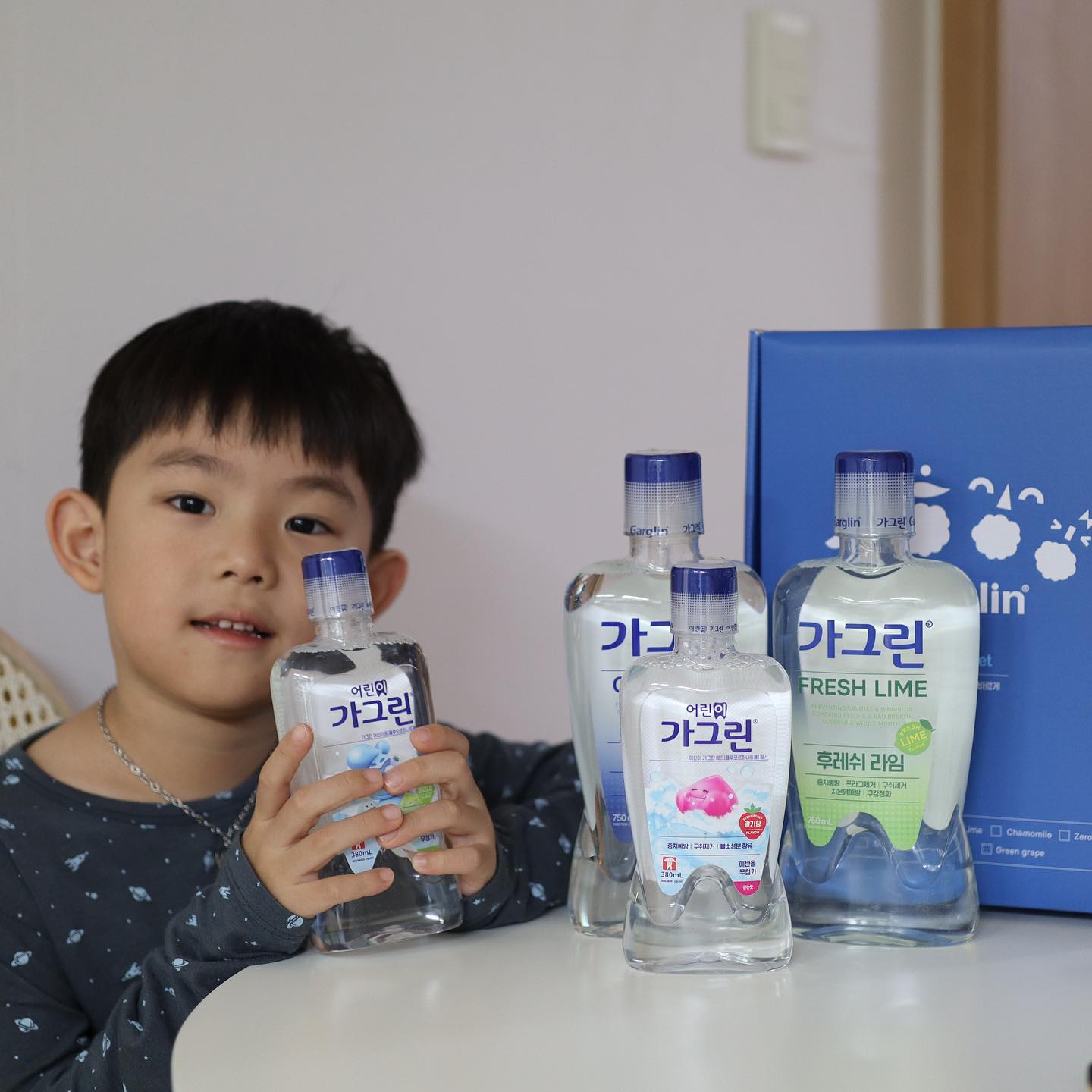 #광고 garglin_official

아이만 이제 넷인 다둥이집이랍니다. 
온가족이 함께 사용할 수 있는 #가그린가족세트 구성이 있다고 해서 만나봤어요. 

건강보험심사평가원의 2022년 국민관심질병통계에 따르면 
5~14세 아이들이 충치 환자 중 무려 30%를 차지한다고 해요. 정말 놀라운 숫자죠?
그래서 우리 아이들의 구강 건강을 위해서 충치 예방에 꼭 신경을 써야할 것 같더라구요.

저희 집은 아이들 충치 예방을 위해 주기적으로 치과도 방문하면서 체크하고 있는데요!
더 꾸준하고 꼼꼼한 관리를 위해 온 가족이 함께 가글하면서 구강 케어를 실천하고 있어요. 

가그린 가족 세트는 엄마, 아빠 그리고 아이 모두 ALL바른 가글 시간을 가질 수 있는 알찬 구성으로 이루어져 있답니다.
온 가족의 취향에 맞게 제품을 선택할 수 있고,
여기에 특별할인까지 더해져 정가 대비 48%의 합리적인 가격대로 동아제약 디몰에서 만나볼 수 있어요!

가족을 귀엽게 나타낸 패키지에 가그린 4종부터 스페셜 굿즈인 ‘안전 가방 커버’까지 쏙 들어있어요^^
가족 맞춤형 패키지 박스에 담겨 오니 선물 받는 기분도 들고 좋더라구요.
주변 가족들에게 선물하기에도 딱 좋은 아이템인 것 같아요. 

아무래도 양치질이 조금 미흡한 아이들이라 늘 신경 쓰였는데 2% 부족함을 가그린으로 메꿔줄 수 있어 너무 든든하더라구요!
불소가 함유된 가그린으로 충치 예방과 구취 제거까지 한 번에 관리할 수 있어 좋아요.
집에서도, 학교에서도, 야외에서도, 잠들기 전에도! 언제 어디서나 쉽게 구강 케어를 시작해 보세요!

엄마 아빠는 약 30초, 어린이는 약 60초간 가글 타임을 함께 가지며
구강 건강 지킴이 가그린과 함께 상쾌하고 건강한 하루 보내세요 :)

#가그린 #가그린가족세트 #가글을ALL바르게 #특별할인 #가그린신상 #가그린추천 #가글추천
#엄마아빠가그린 #어린이가그린 #가족가그린 #온가족가글 #구강청결제 #가족선물 #가족선물추천 
#온가족선물 #충치 #충치예방 #충치관리 #어린이충치 #어린이충치예방 #구치제거 #구강관리 #구강템 #선물템