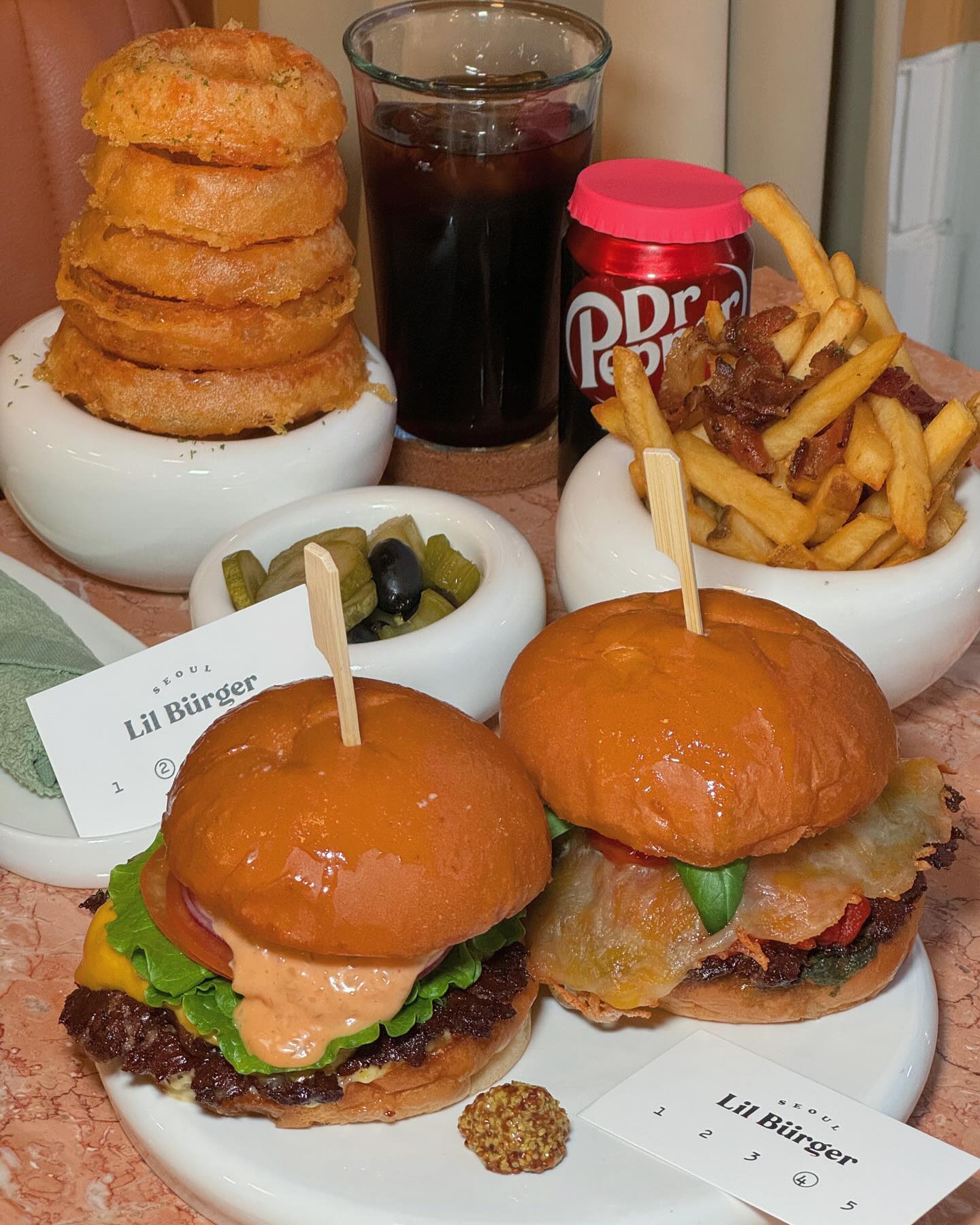 *협찬 lil.burger.seoul 

맛, 품질, 서비스, 분위기, 가성비 등 모두 천상계에 속하던 Lil Burger는 단 하나의 일류 최고 수제버거 전문점이다🥇

최상위 등급의 프라임 100% 냉장 와규를 매일 준비하여 신선한 패티와 워터에이징 과정을 거쳐 한입 베어 무는 순간 육즙으로 극락행😇

이미 성수와 뚝섬 일대에서는 최고봉으로 손꼽히며 인테리어 역시 고급지고 세련된 느낌에 #성수데이트 로 필수코스는 당연지사✨

이렇게 호텔과 같은 편안한 분위기를 바탕으로 도자기그릇, 물수건, 플레이팅 등등 여느 호텔과 견주어도 뒤처지지 않는 #성수맛집 이다💯

또한 버거 종류는 총 5가지로 기본적인 클래식한 버거부터 어디서도 본 적 없던 색다른 버거까지 최상위로 준비된 #뚝섬맛집 인데❤️‍🔥

심지어 근처 #뚝섬한강공원 에서의 피크닉도 가능한 꽃피는 봄날의 피크닉 세트가 준비되어 다가올 벚꽃시즌 #뚝섬데이트 로 따놓은 당상🌸

앞구르기하고 봐도, 뒷구르기하고 봐도 단점을 먼지 한 톨 찾을 수 없을 만큼 고귀하고 완벽한데다 직원분들의 특급 친절 및 서비스까지 인상 깊었기에 박수갈채가 절로 나왔던 #건대맛집 이다👏🏼

🔍No. 2 클래식 버거➿포테이토 브리오슈 번, 최상위 프라임 등급 100% 냉장 와규 패티 128g, 아메리칸 치즈, 로메인, 적양파, 토마토, Lil 수제 갈릭 마요, Lil 시그니처 소스, Lil 수제 베이컨 잼으로 구성된 클래식하지만 맛은 기본적이지 않은 고품질 재료들과 특제소스의 환상적인 하모니🍔
🔍No. 4 바질 토마토 라구 버거➿포테이토 브리오슈 번, 최상위 프라임 등급 100% 냉장 와규 패티 128g, 바질 페스토, 구운 토마토 콰트로 치즈, Lil 수제 라구, 생 바질 등 특색 넘치는 조합으로 은은하게 느껴지는 바질향 속 풍부한 육즙이 기막힌 만남🌿
🔍어니언링➿갓 튀겨낸 아삭아삭한 양파튀김으로 겉은 겁나 바삭한 게 크기부터 압도적인 대한민국 어니언링 끝판왕🧅
🔍감자튀김➿뚠뚠한 감튀김와 짭짤하고 바삭한 베이컨칩의 실패할 수 없는 조합🍟

더 이상 비싼 돈주고 굳이 호텔갈 필요 없이 이곳에서 7성급 호텔 뺨치는 최고의 맛과 서비스를 온전히 느낄 수 있으니 황홀하고 럭셔리한 #성수동데이트 는 무.적.권 #릴버거 만이 답💡

📍주소 : 서울 광진구 자양강변길 89 1층
⏰영업시간 : 매일 11:30~22:00 (브레이크 타임 15:00~17:00)
☎️전화번호 : 02-499-0412
🅿️주차 : 매장 앞 1대가량 주차 공간🙆🏻
.
.
.
.
.
#뚝섬유원지맛집 #성수동수제버거