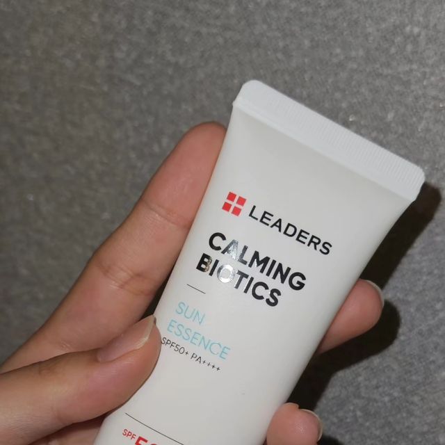 제로 on Instagram: "#광고 @leaders_cos에서 '카밍 바이오틱스 선 에센스'를 받았습니다! 선크림처럼 보이지만 피부에 올리면 수분감 팡팡 🫧 터지는 에센스로 변하는 제형이에요. 선크림은 괜히
