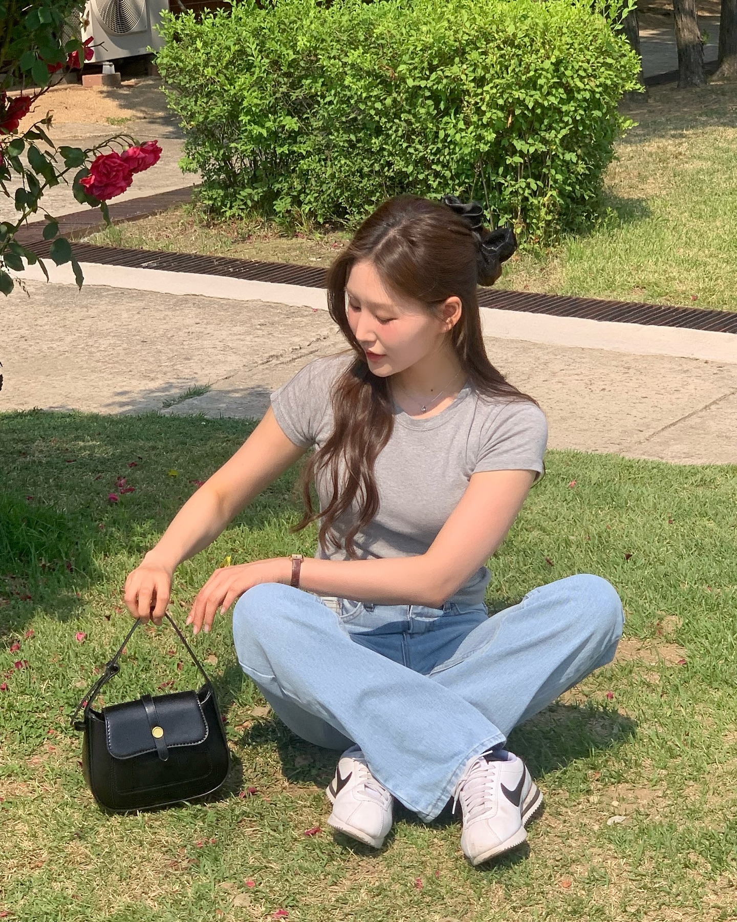이너티나 레이어드로도 잘 입을 수 있는 기본반팔티 소개해드릴게요 💛🩶 레몬,그레이 컬러는 기본으로 제일 추천드리구요 ~! 그레이 착용컷도 추가되었습니다 🩶 전 색상 주문 가능하니 마지막장 참고해주세요 🙌🏻🫶🏻
.
.
.
.
#반팔티추천 #여자반팔티 #여자반팔티추천 #레이어드티 #여름기본티 #여름반팔티 #20대여자쇼핑몰 #스토어팜쇼핑몰 #여자쇼핑몰추천 #dailylook #데일리룩 #기본티셔츠